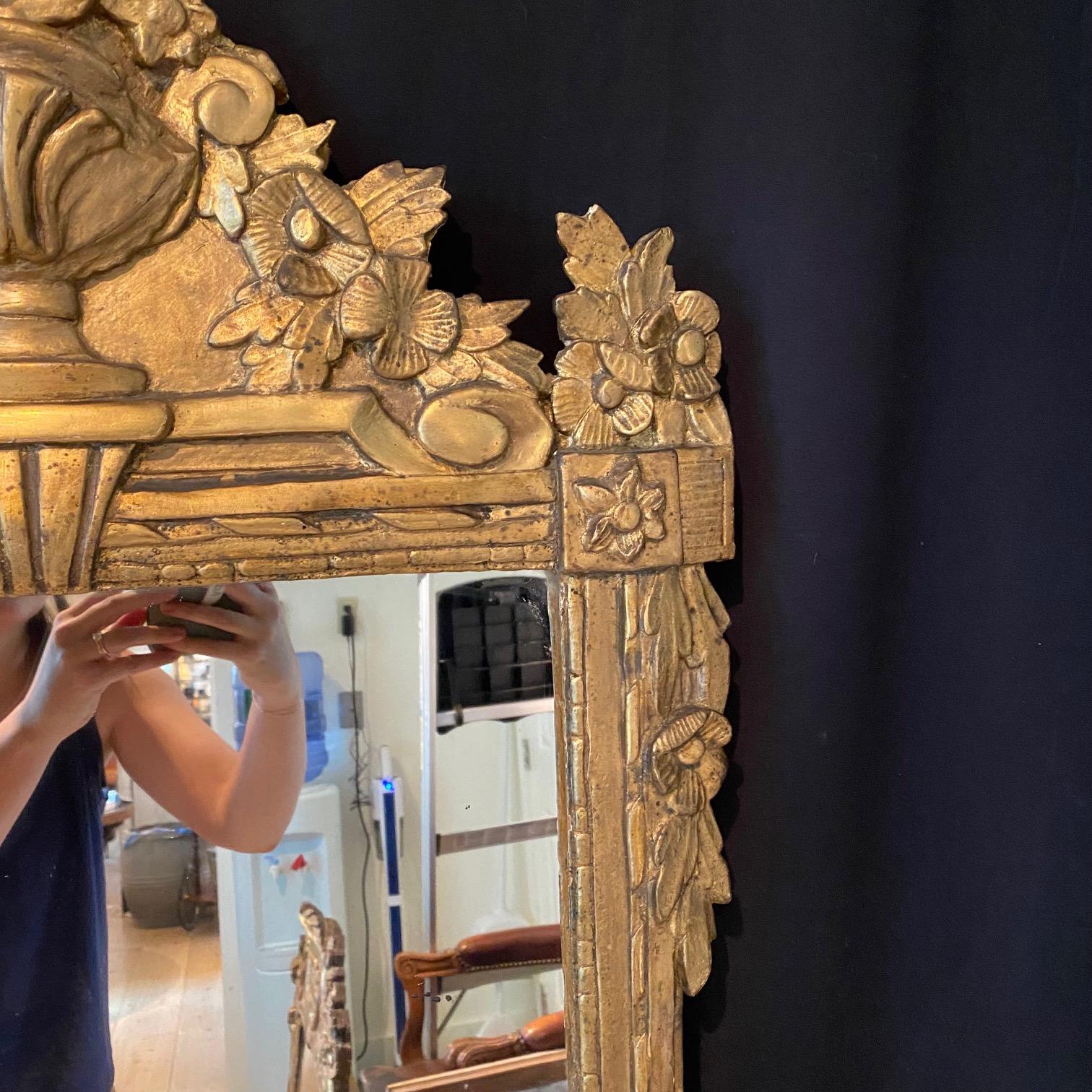  Miroir en or d'époque Louis XVI du 19ème siècle avec urne au centre  en vente 1