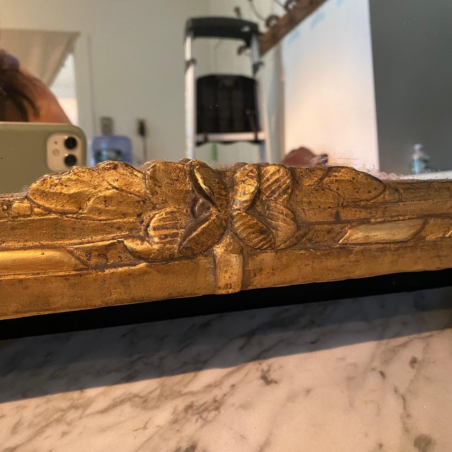 Miroir en or d'époque Louis XVI du 19ème siècle avec urne au centre en vente 2
