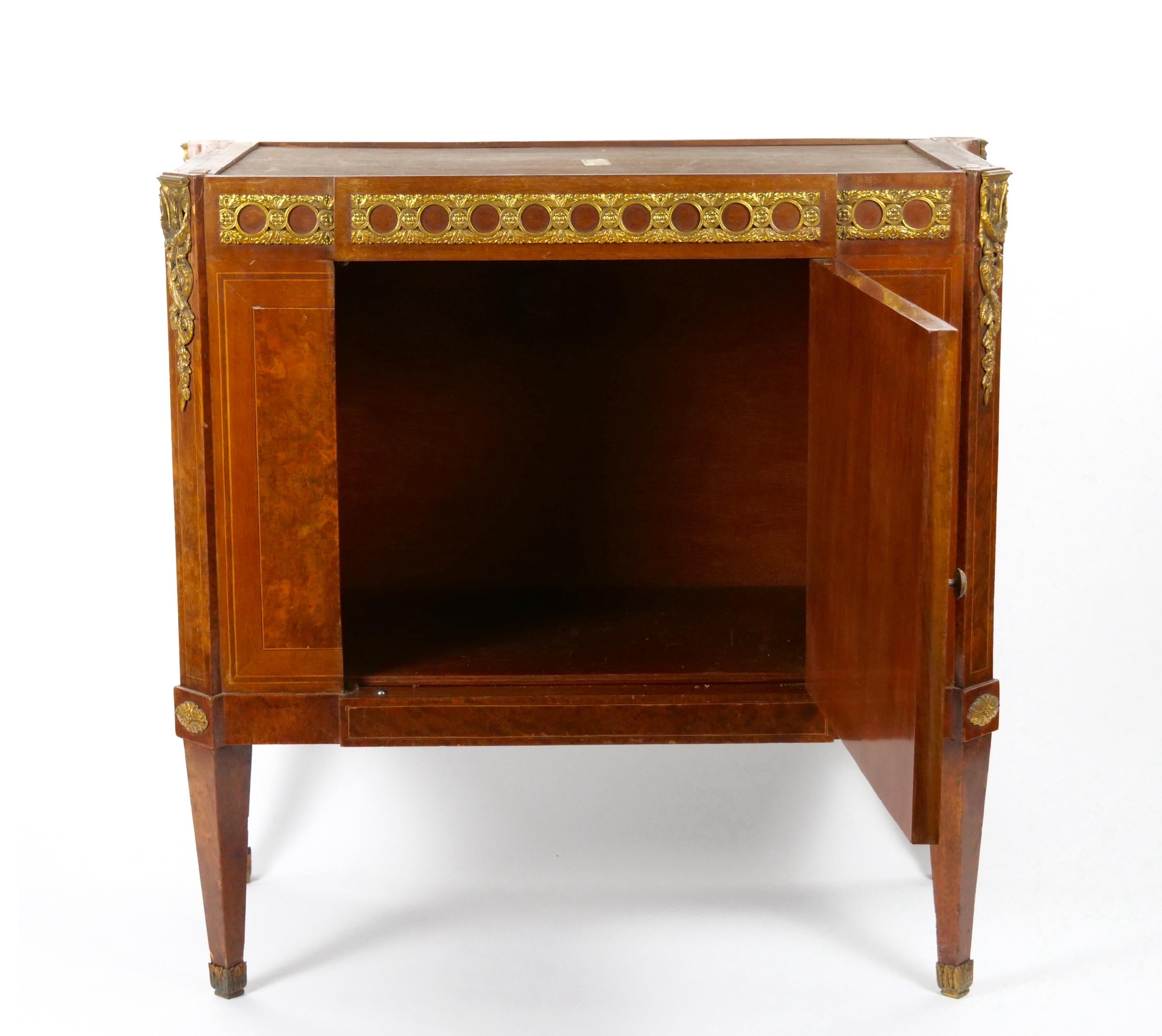 Bronzo Mobile laterale Petite Commode francese del XIX secolo / stile Luigi XVI in vendita
