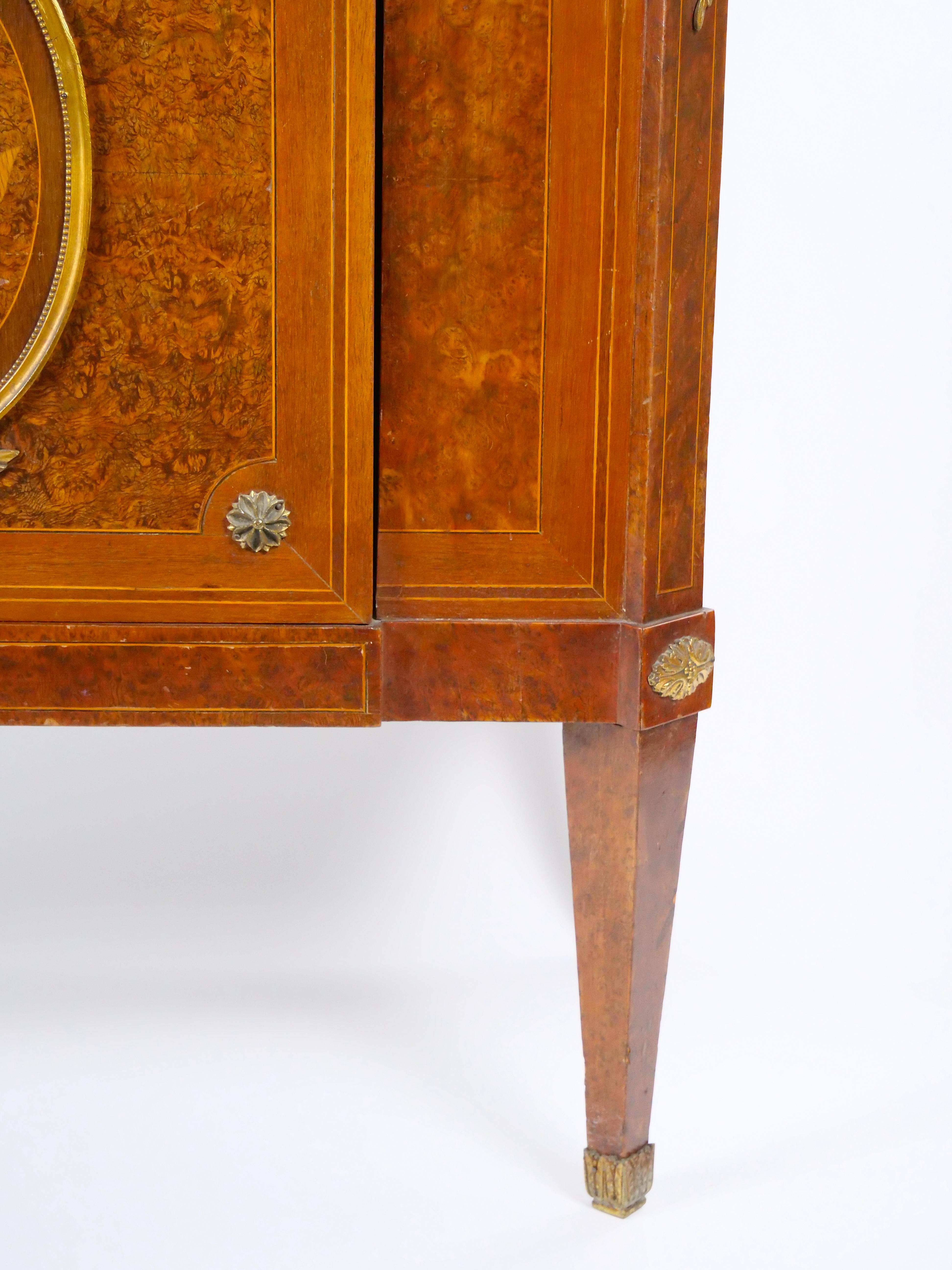Mobile laterale Petite Commode francese del XIX secolo / stile Luigi XVI in vendita 1