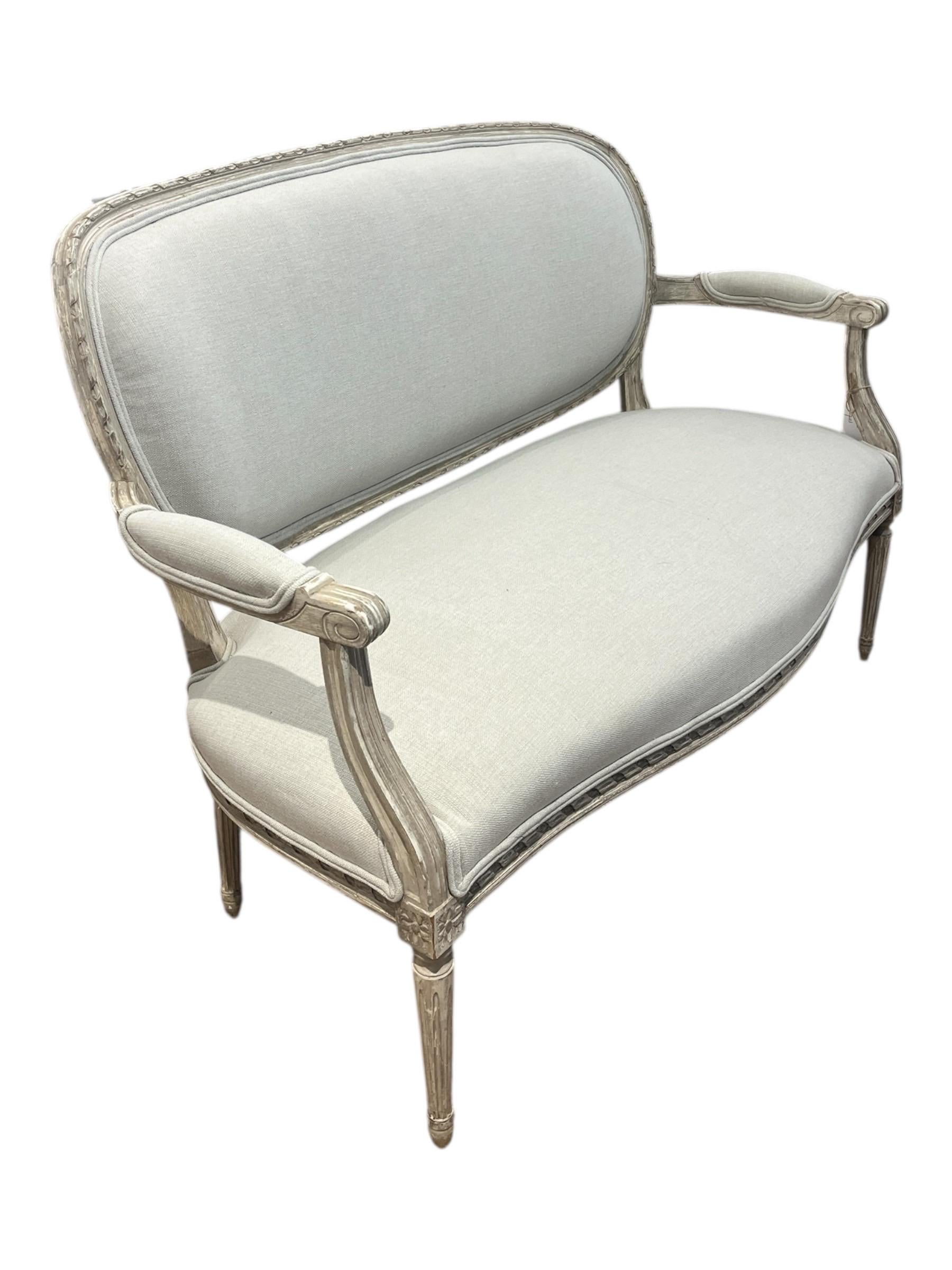 19. Jahrhundert Französisch Louis XVI-Stil Petite Settee New Polsterung mit schön geschnitzt und gemalt Rahmen