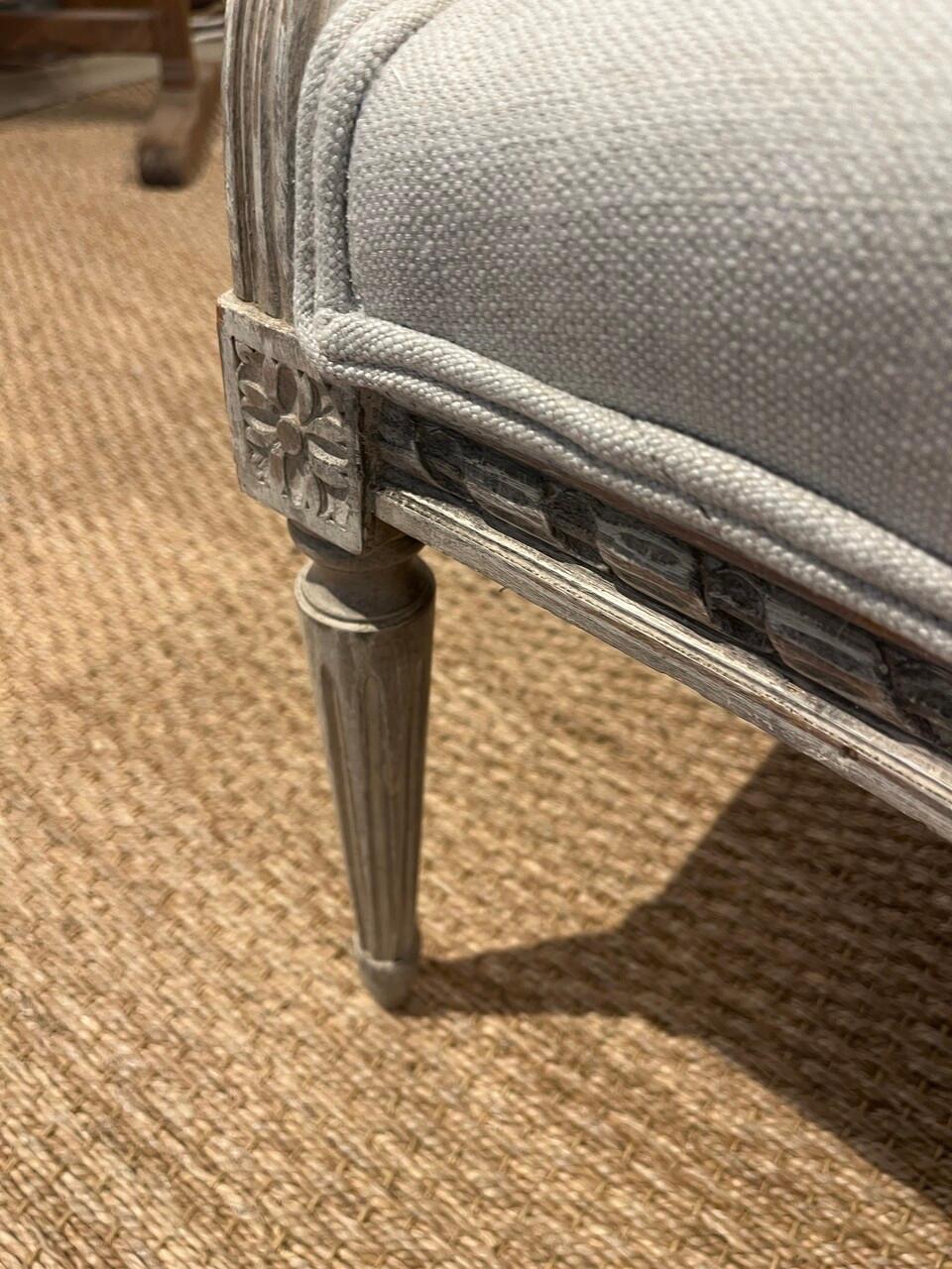 19. Jahrhundert Französisch Petite Settee New Polsterung (Holz) im Angebot