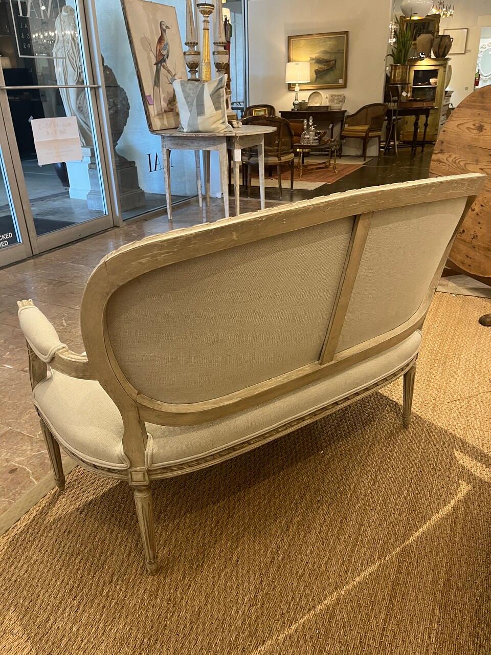19. Jahrhundert Französisch Petite Settee New Polsterung im Angebot 1