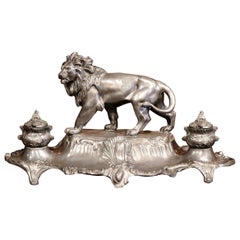 Calamaio francese del XIX secolo in peltro con scultura di leone firmato A. Bossu