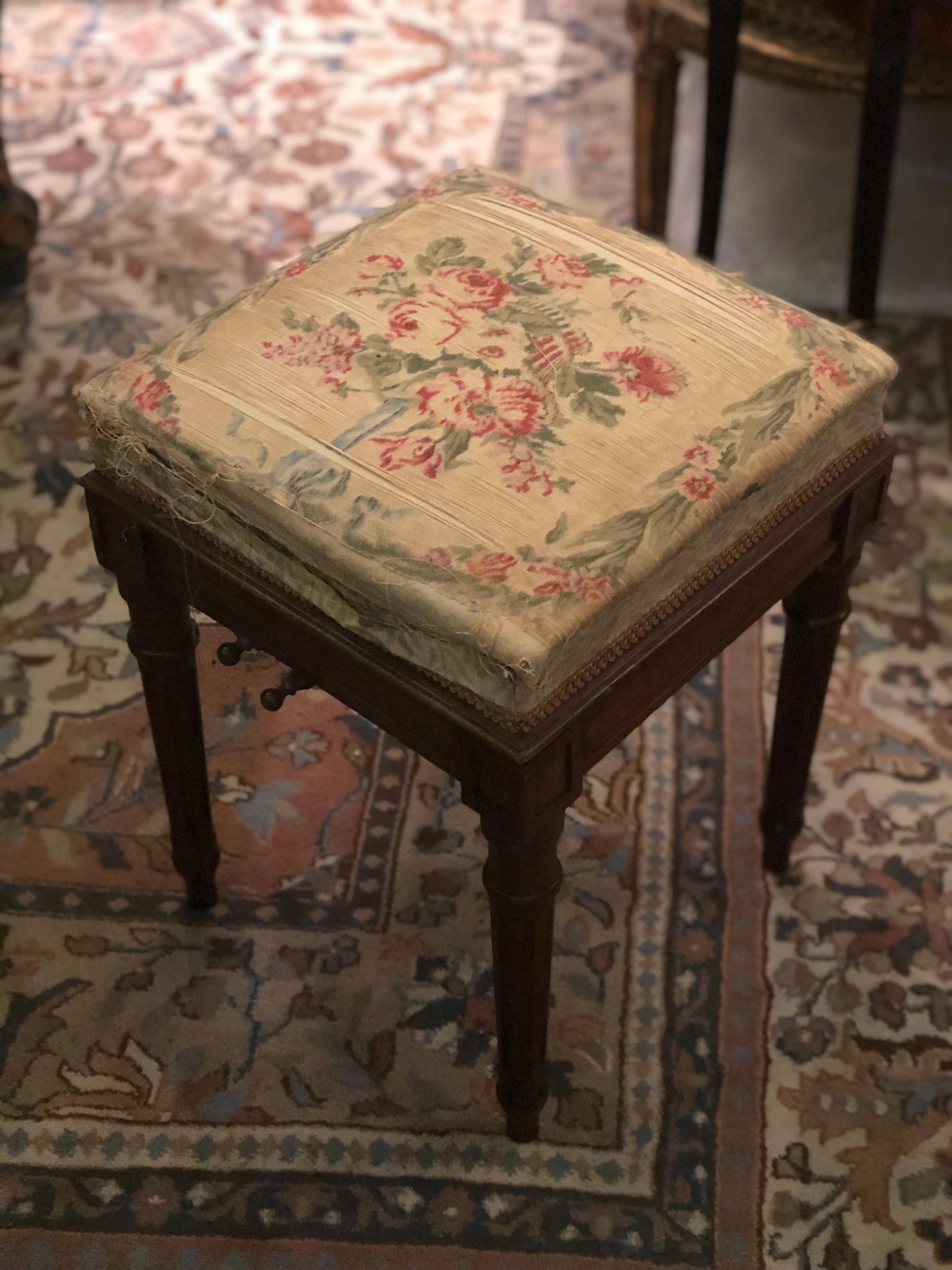 Hand carved square walnut piano stool marked with iron brand of MOUTON B.SCDC reverse system. The silk upholstery is not in good condition but is the authentic one.
France, circa 1870.