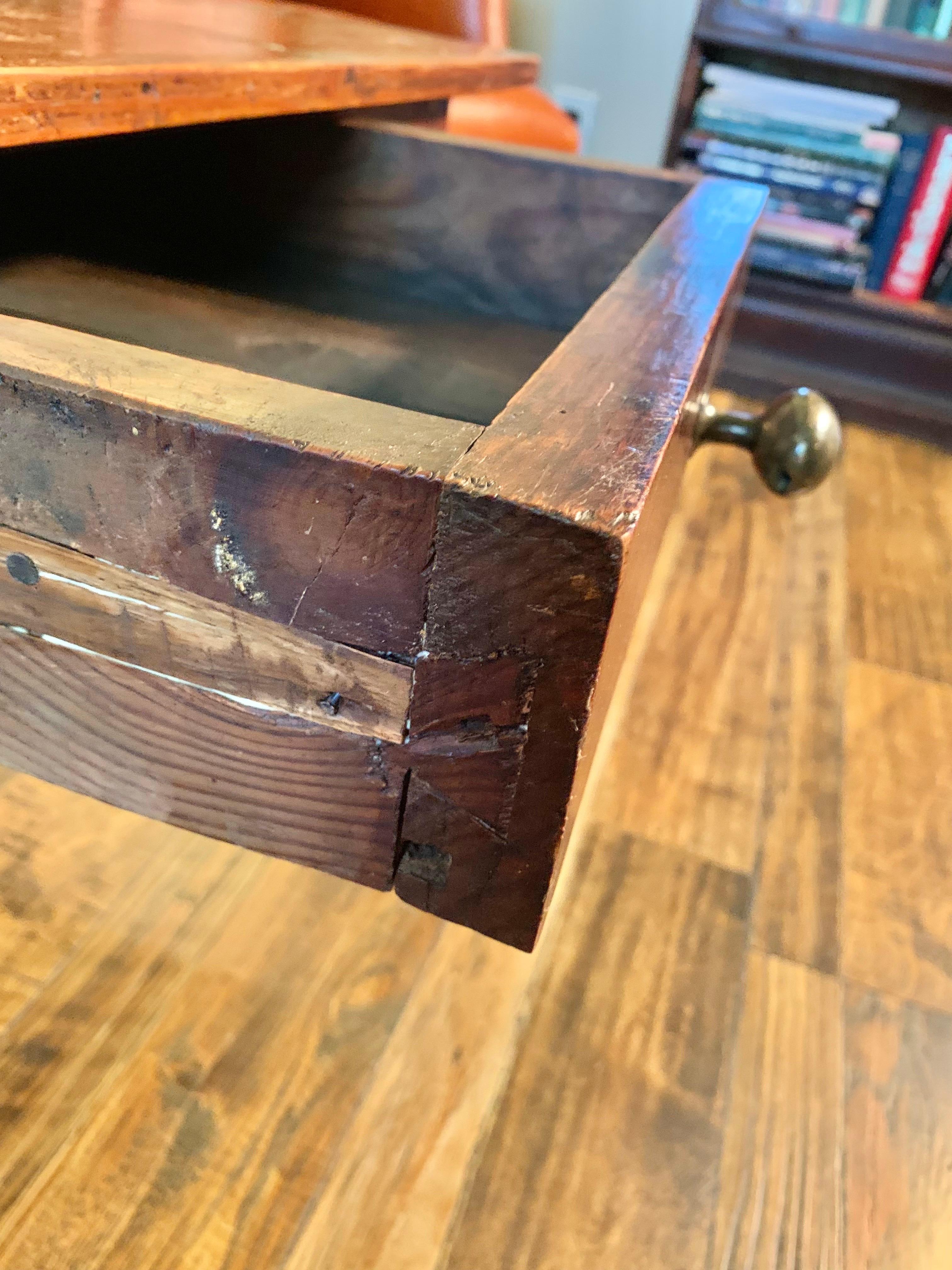 Table basse en pin français du XIXe siècle en vente 4