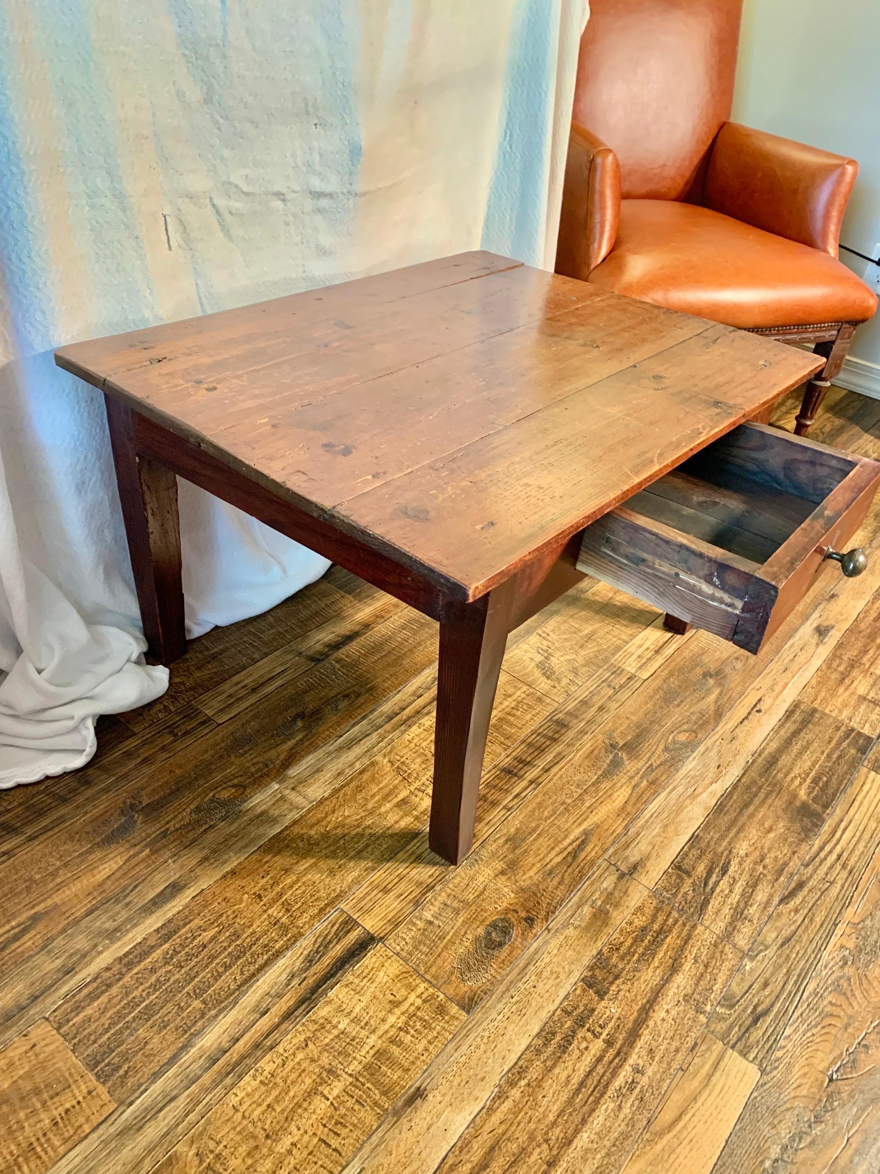 Table basse en pin français du XIXe siècle en vente 5