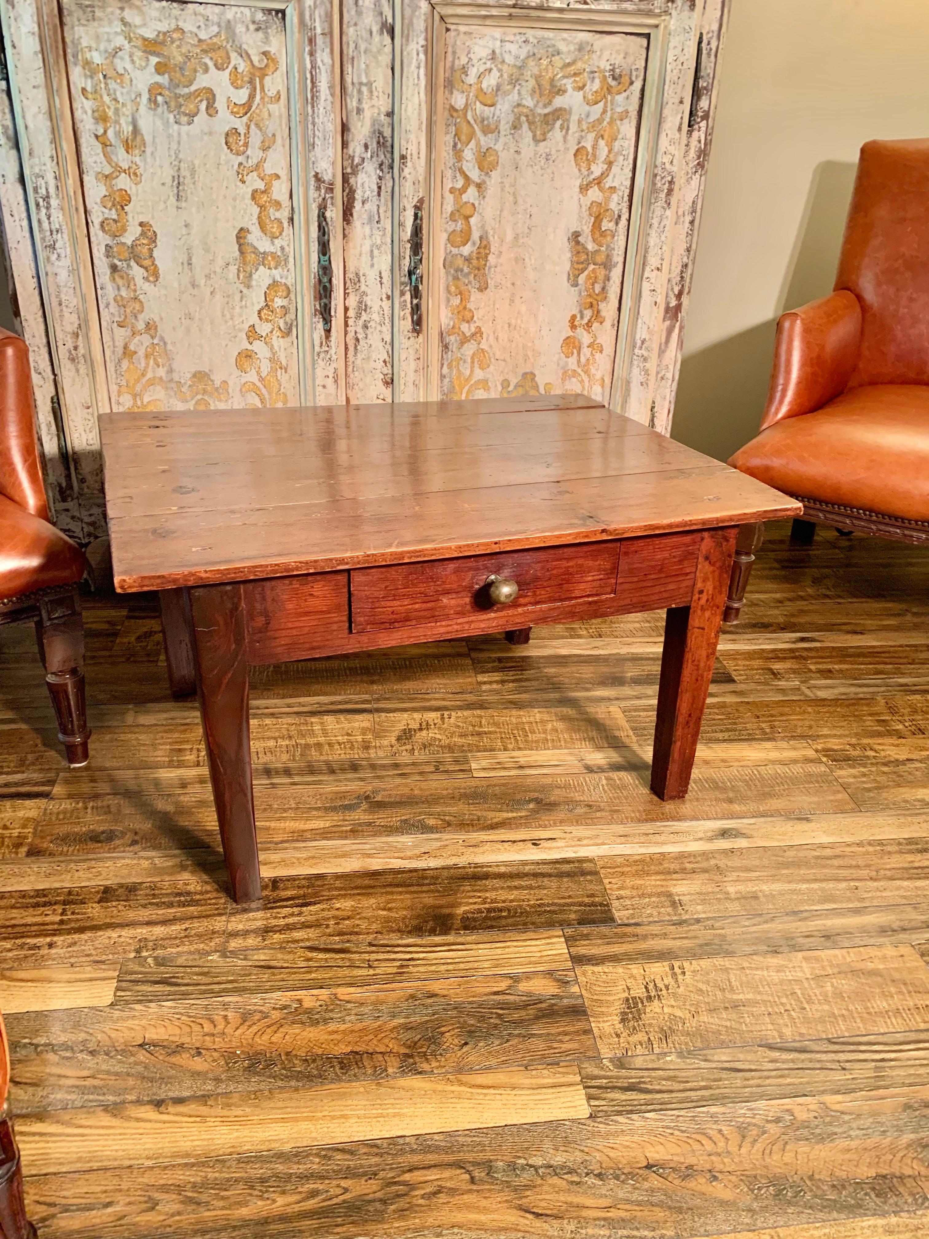 Table basse en pin français du XIXe siècle en vente 7