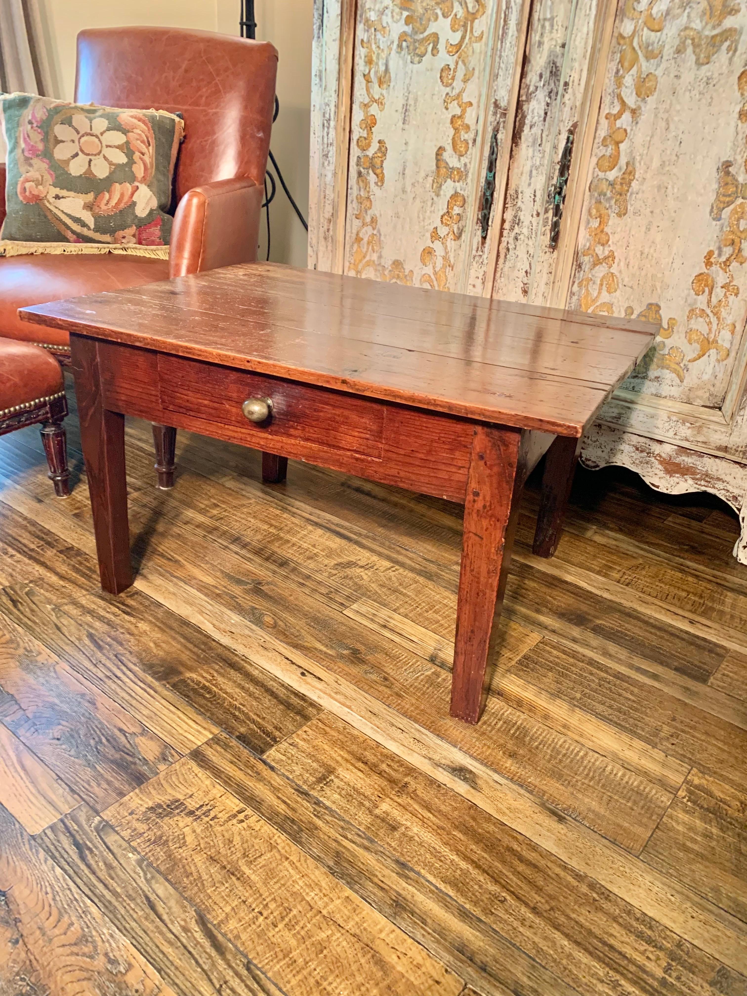 Table basse en pin français du XIXe siècle en vente 8