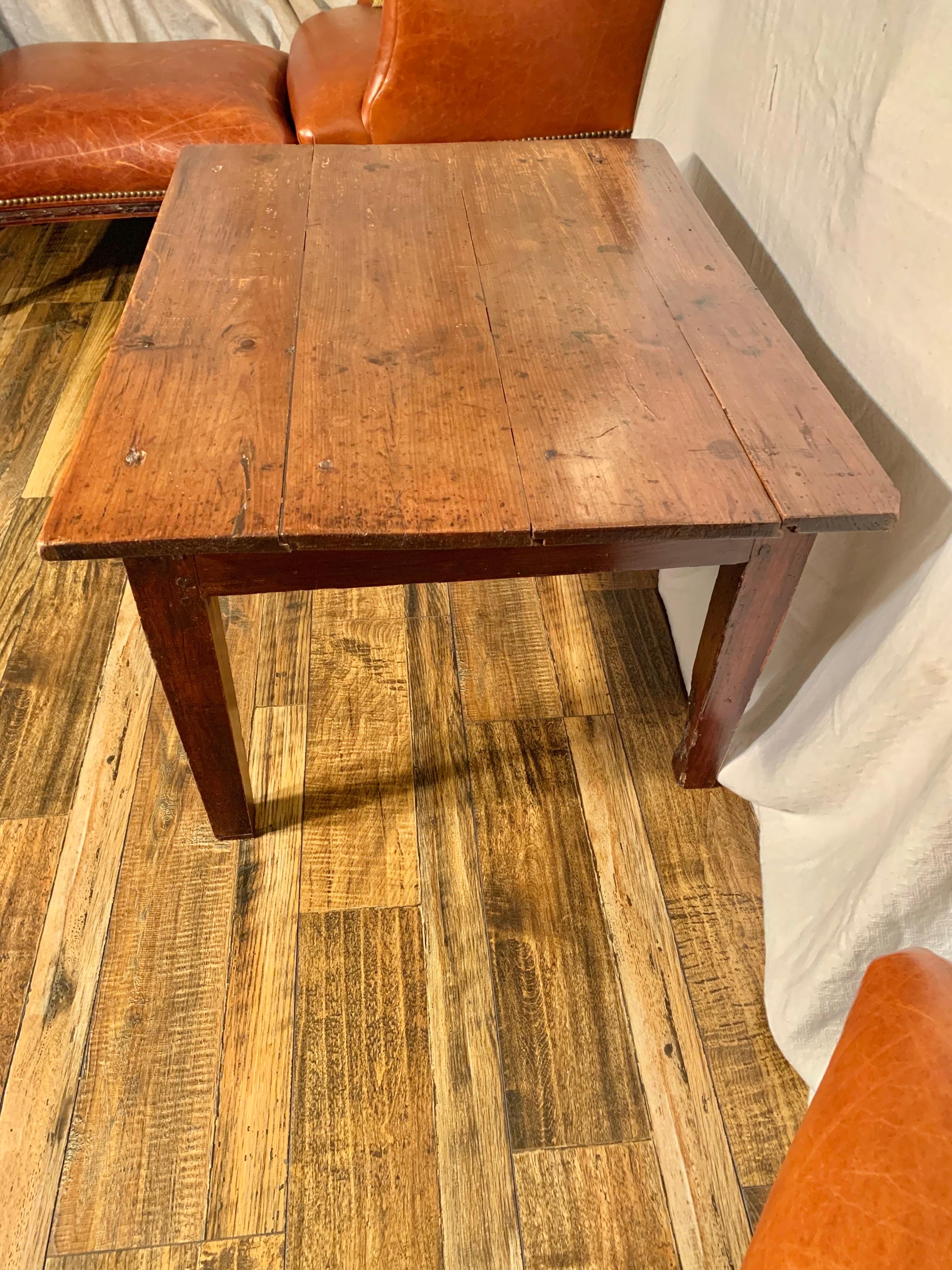 Français Table basse en pin français du XIXe siècle en vente