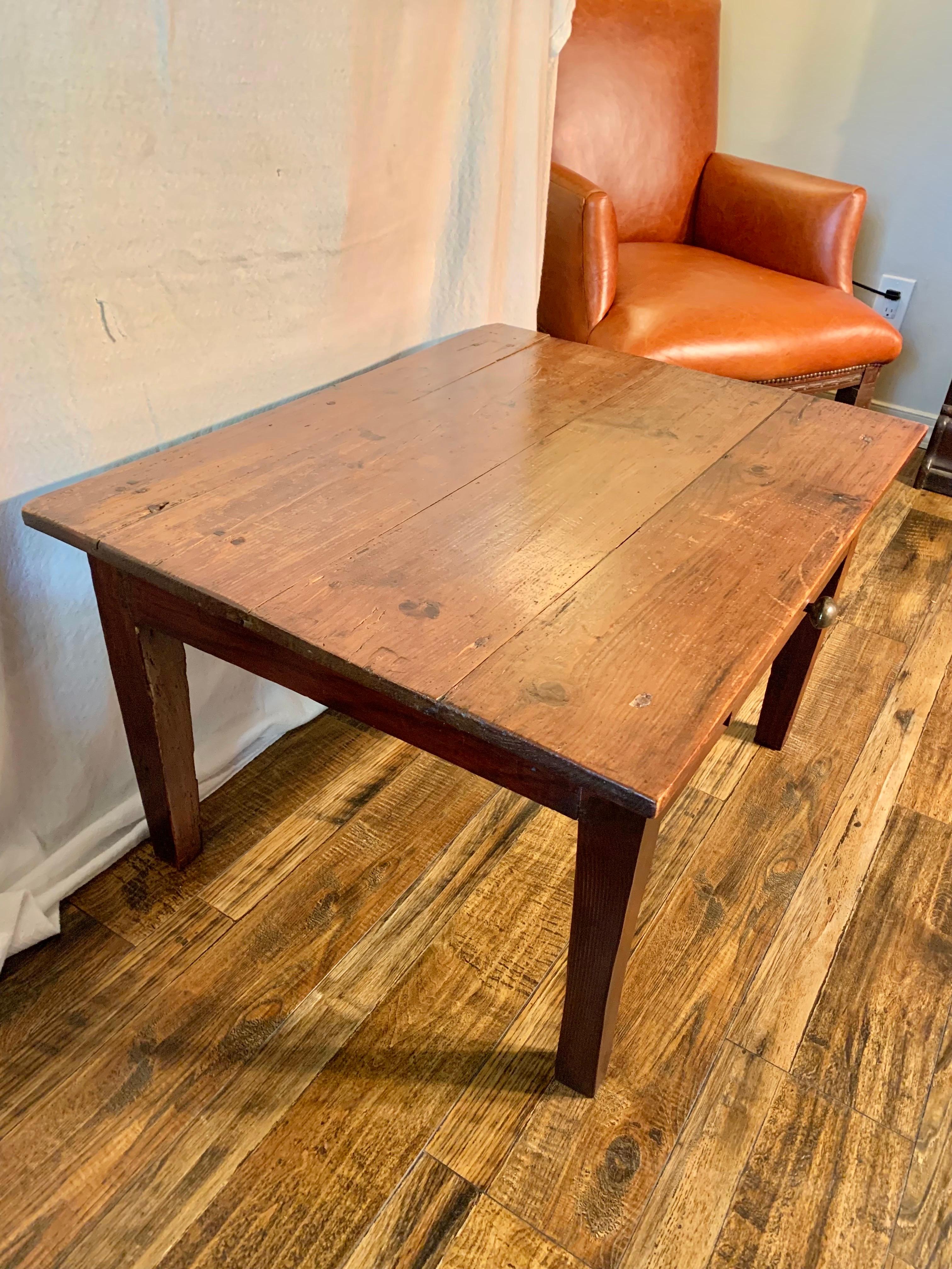 Fait main Table basse en pin français du XIXe siècle en vente
