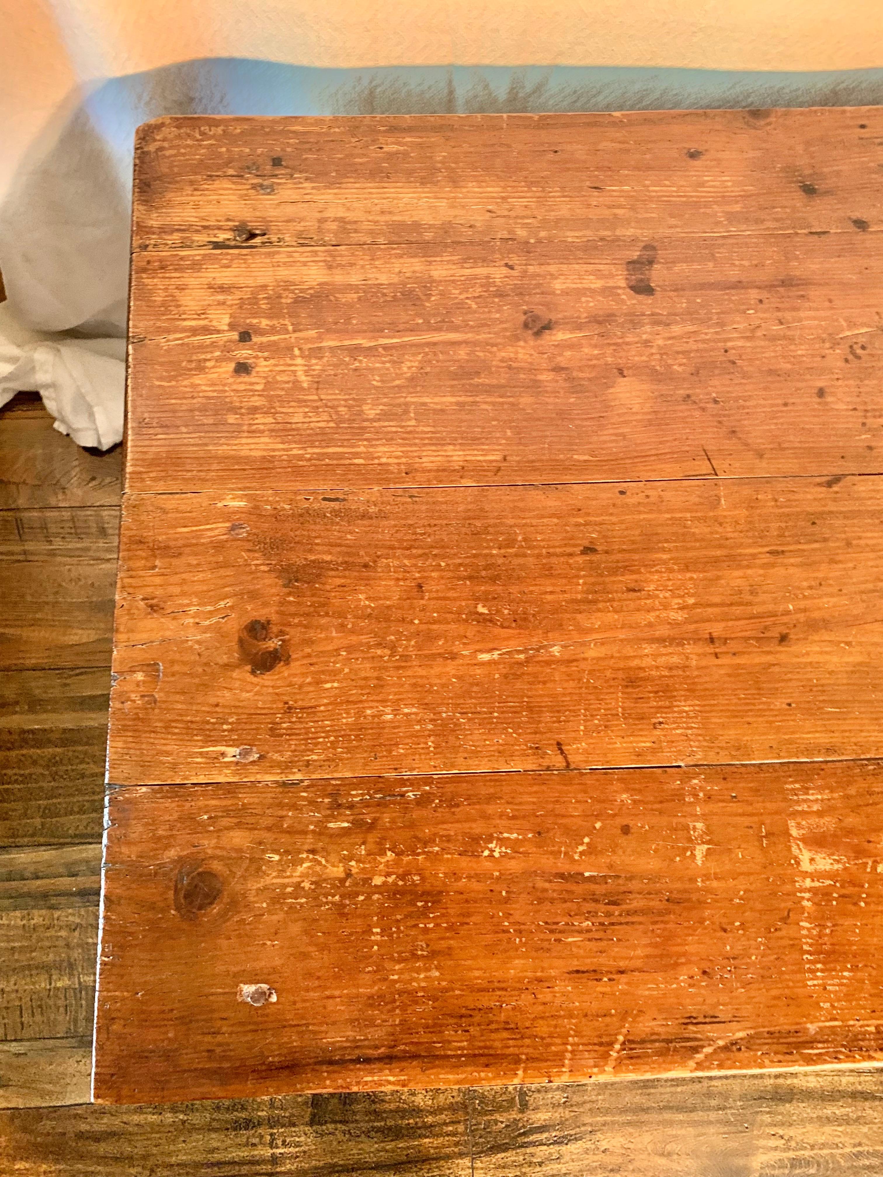 Laiton Table basse en pin français du XIXe siècle en vente