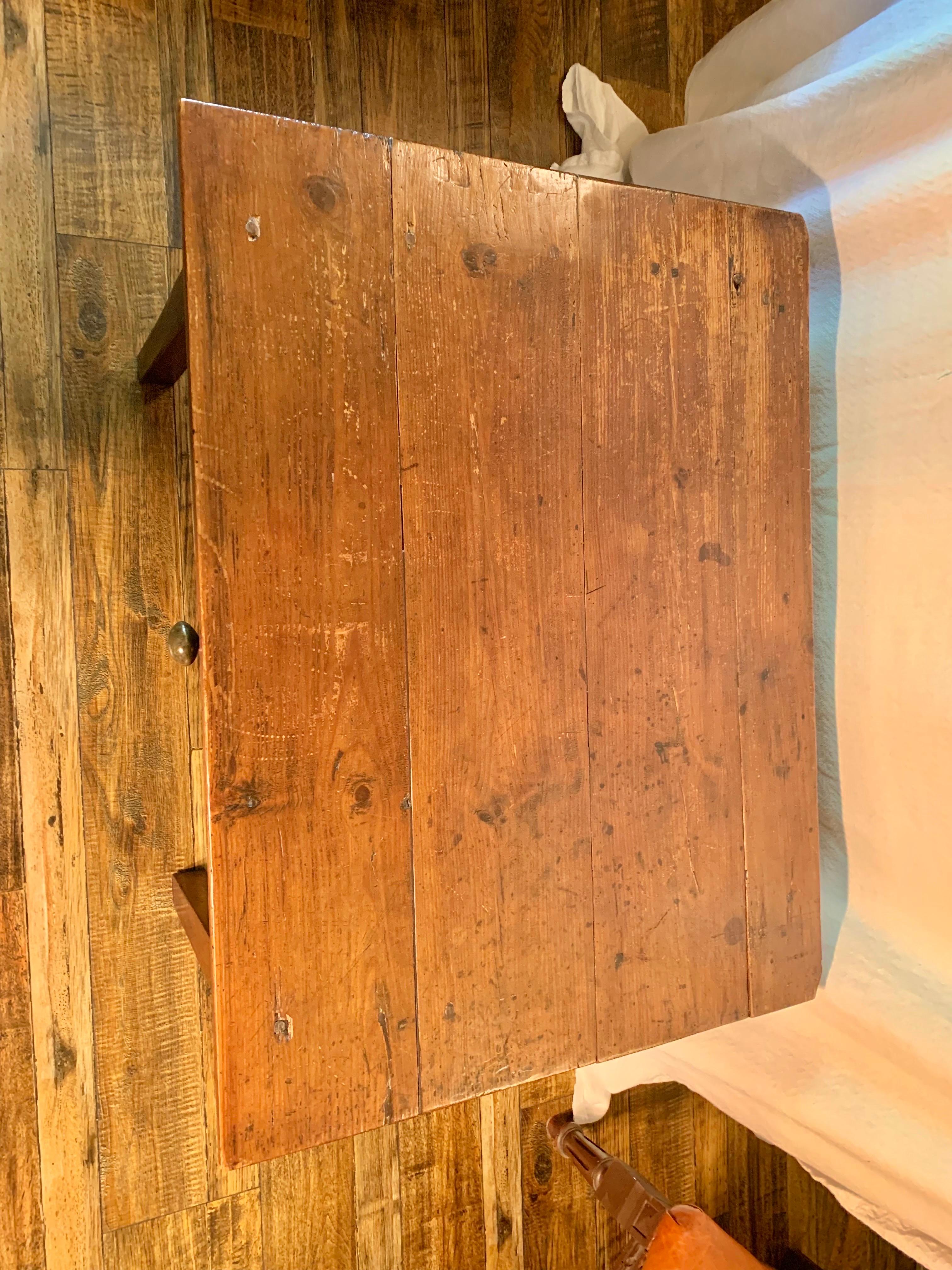 Table basse en pin français du XIXe siècle en vente 1
