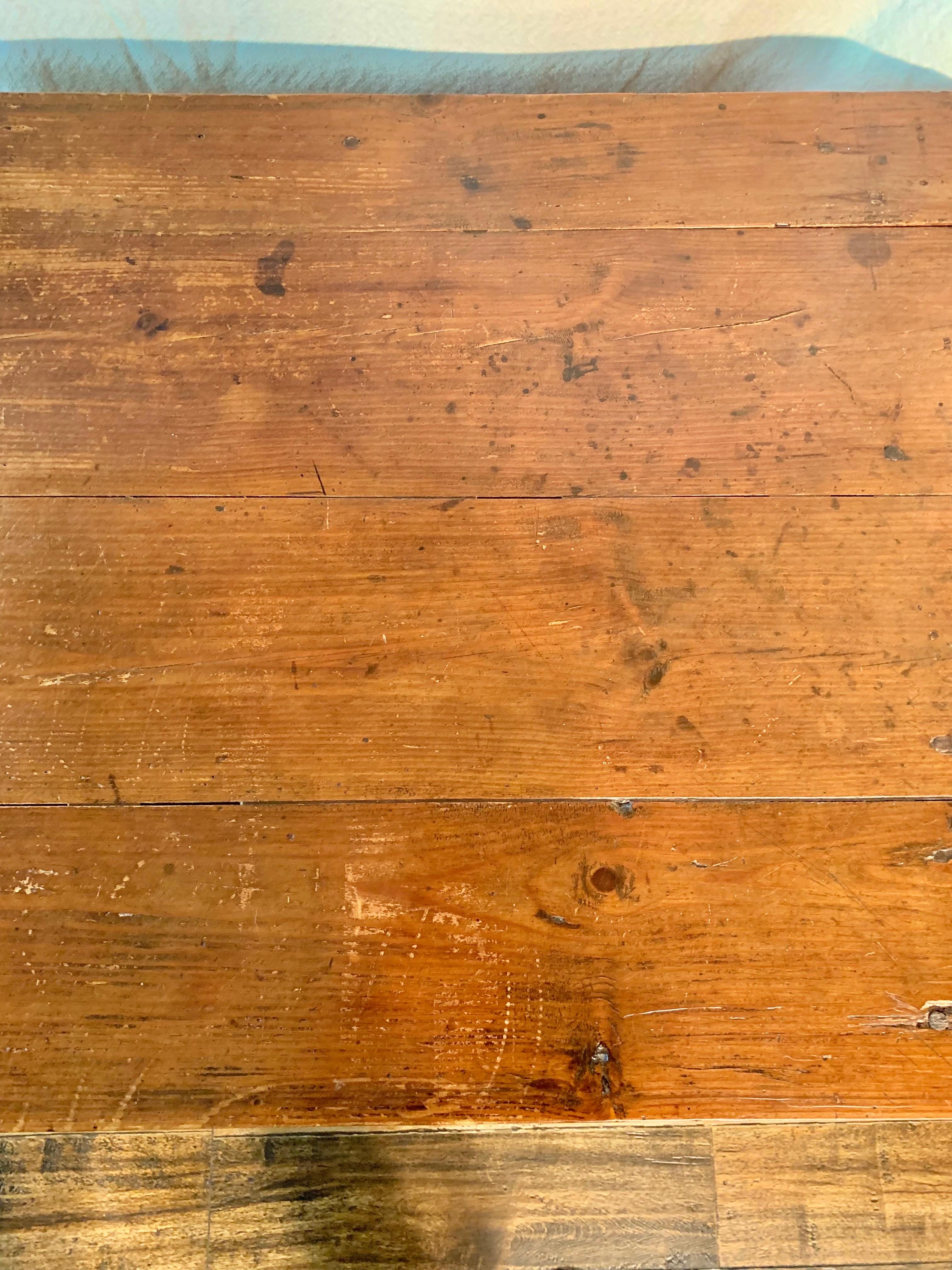 Table basse en pin français du XIXe siècle en vente 2