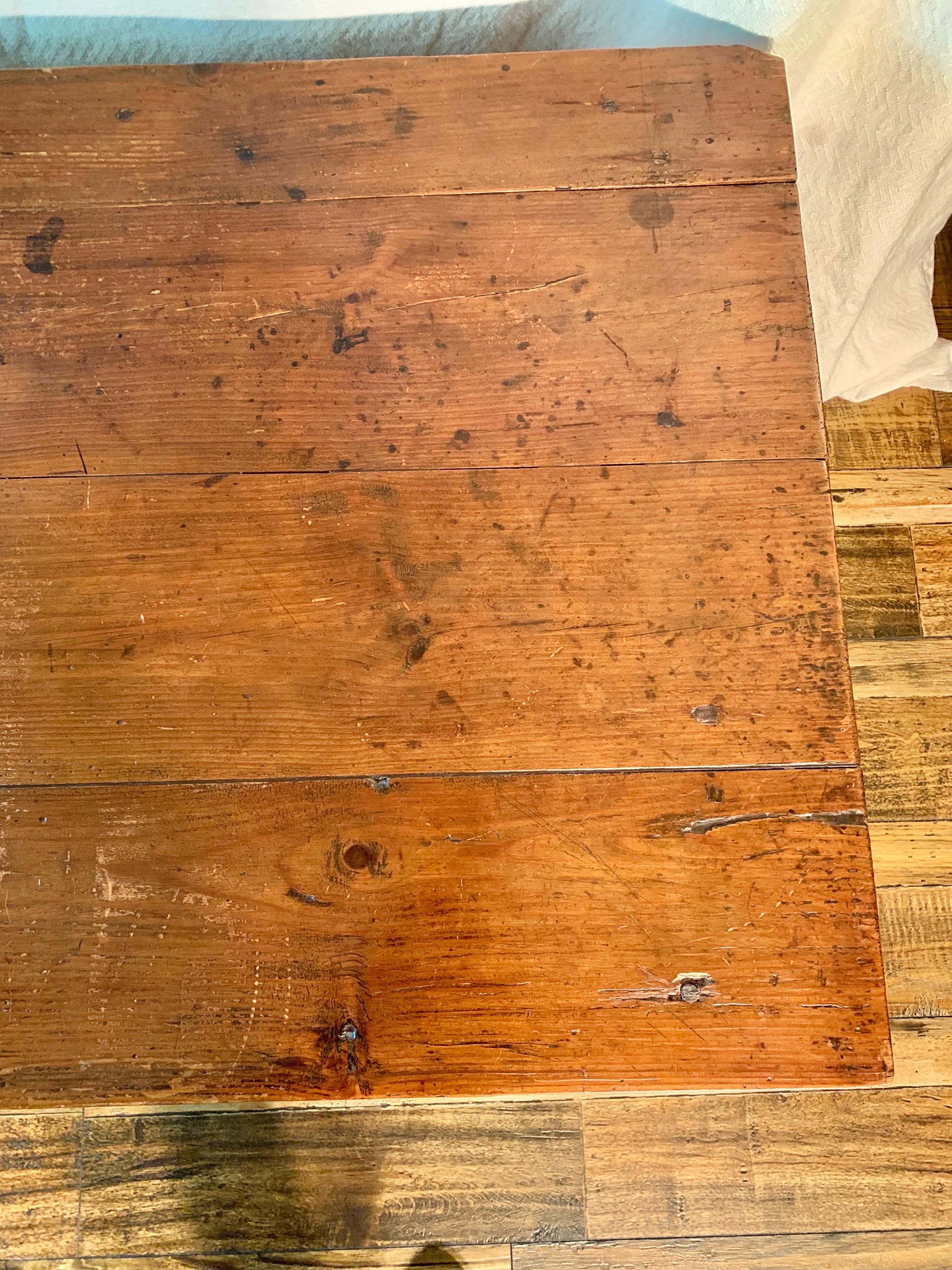 Table basse en pin français du XIXe siècle en vente 3
