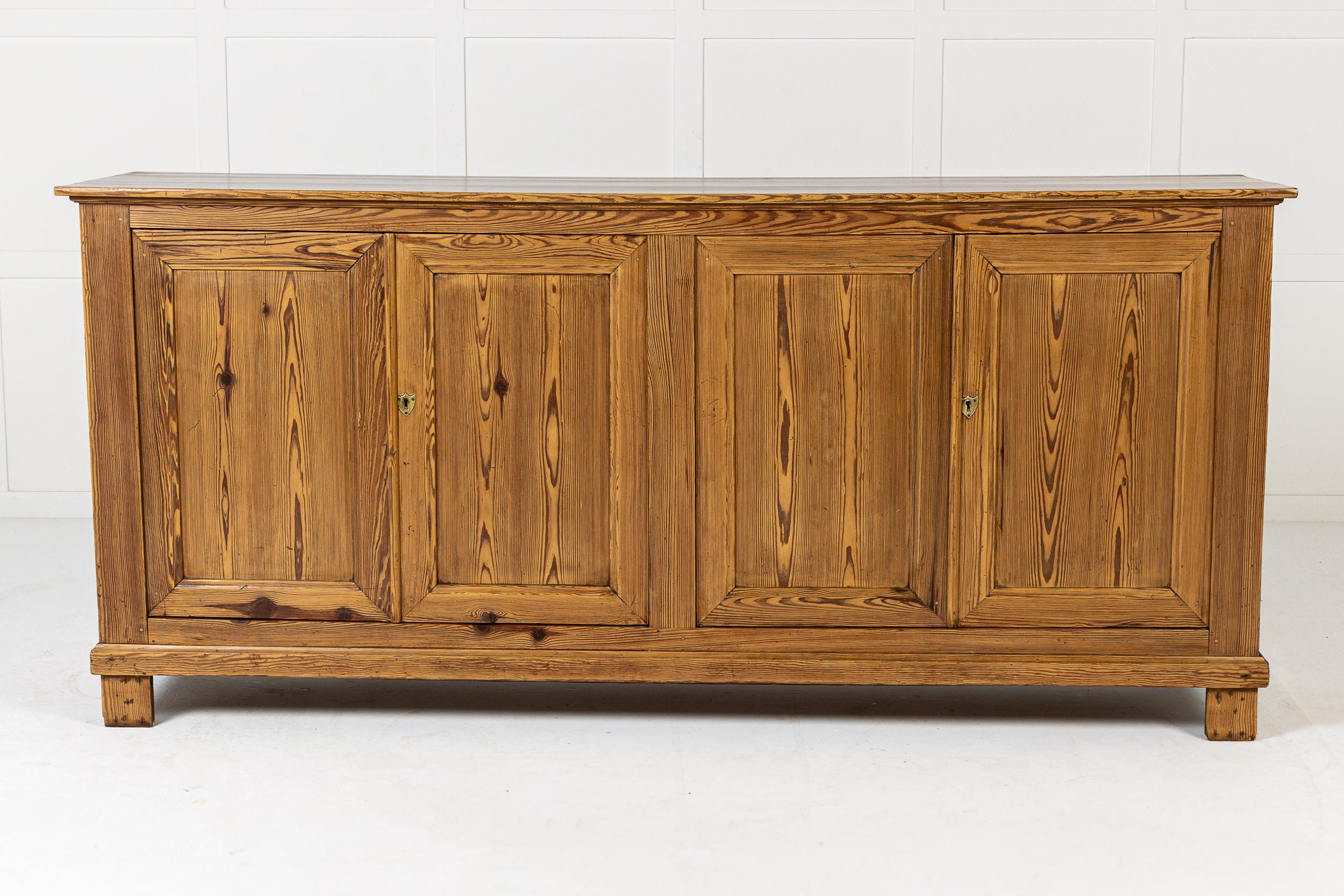 Un semplice Enfilade francese del XIX secolo.

Questa enfilade è costruita in pino massiccio di forma rettangolare semplice e linee pulite, composta da quattro porte pannellate sostenute da quattro piedi di blocco quadrati. Ha il piano in legno di