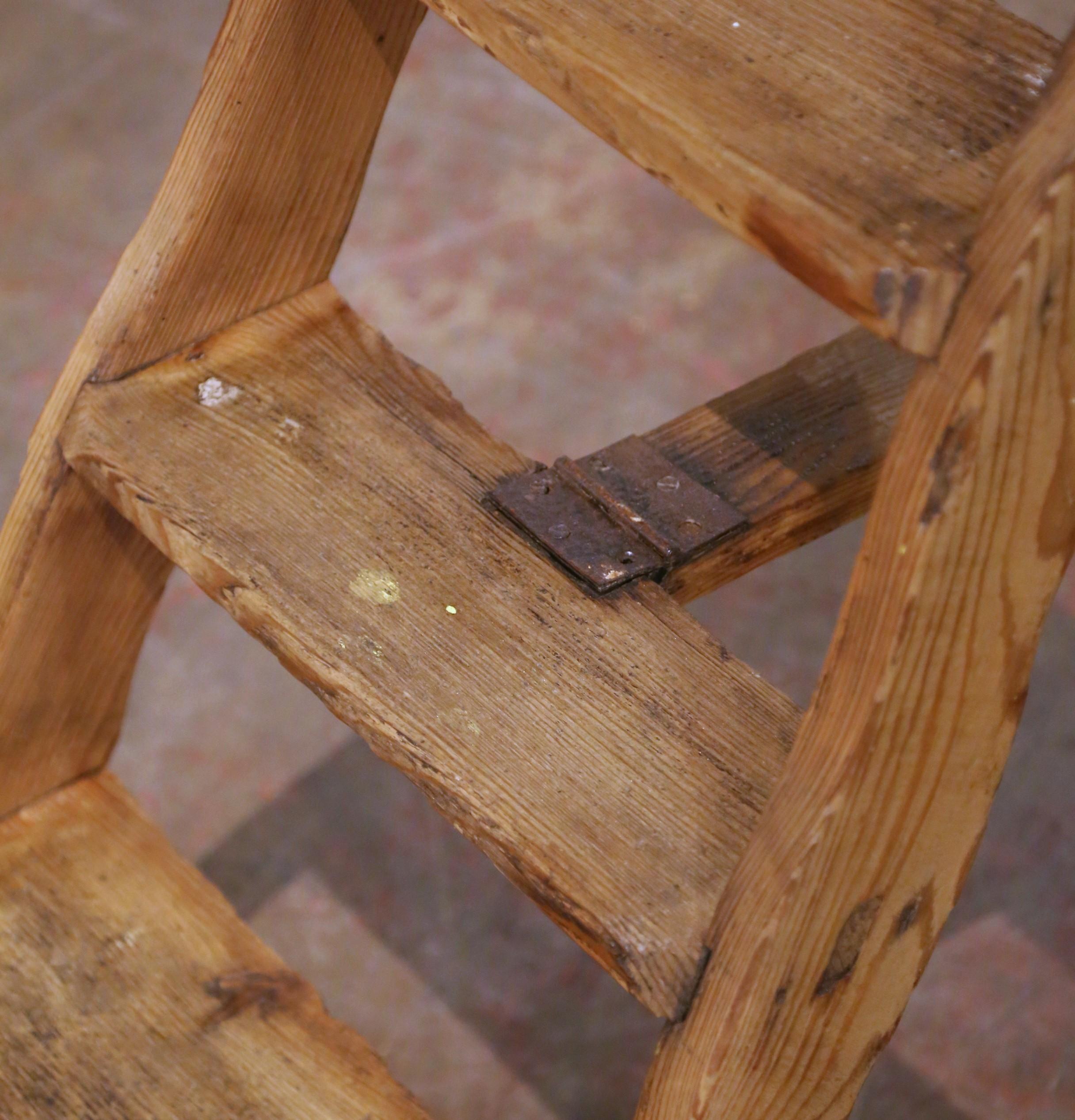 Francese Scala da biblioteca pieghevole in pino francese del XIX secolo con sei gradini in vendita