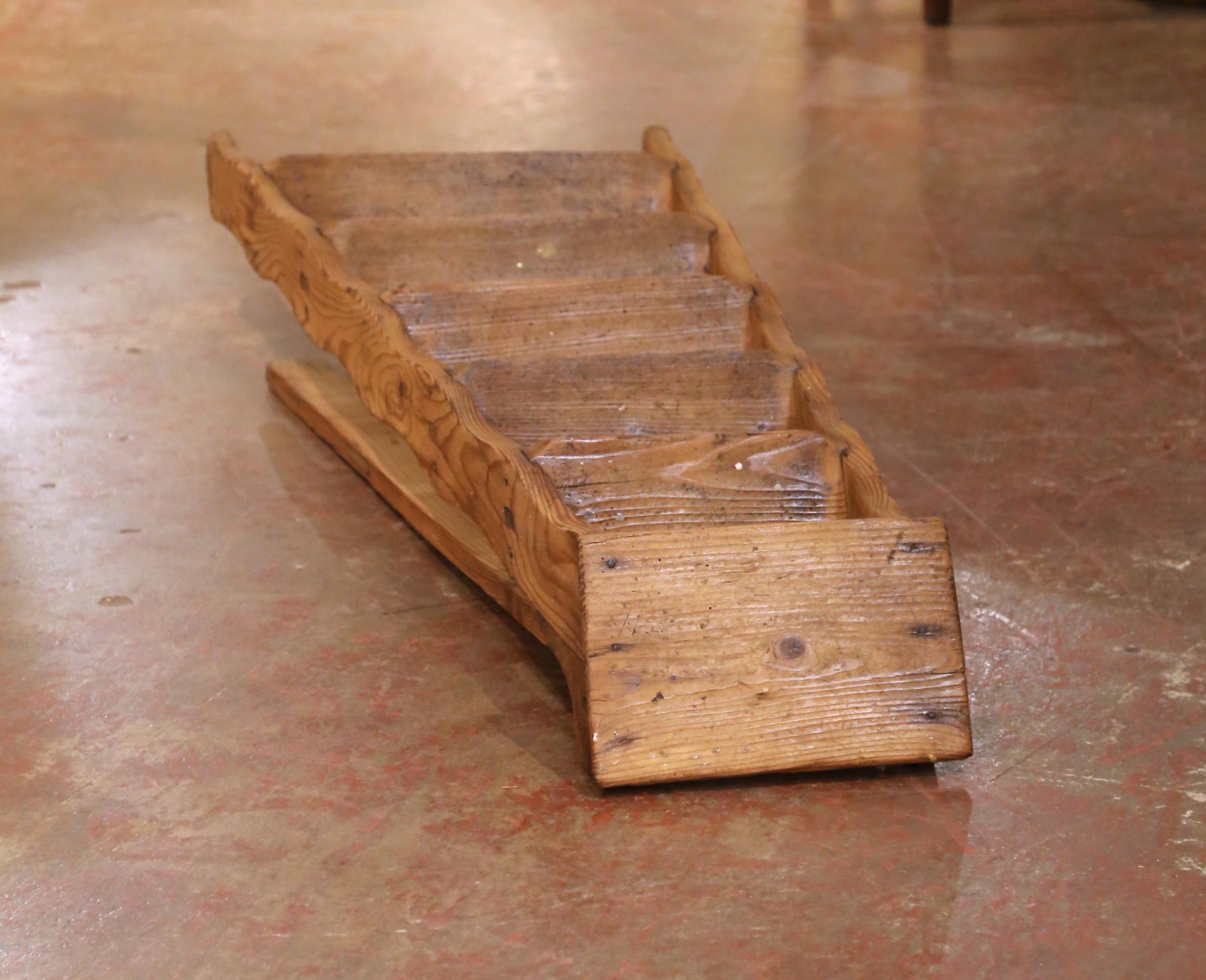 Intagliato a mano Scala da biblioteca pieghevole in pino francese del XIX secolo con sei gradini in vendita