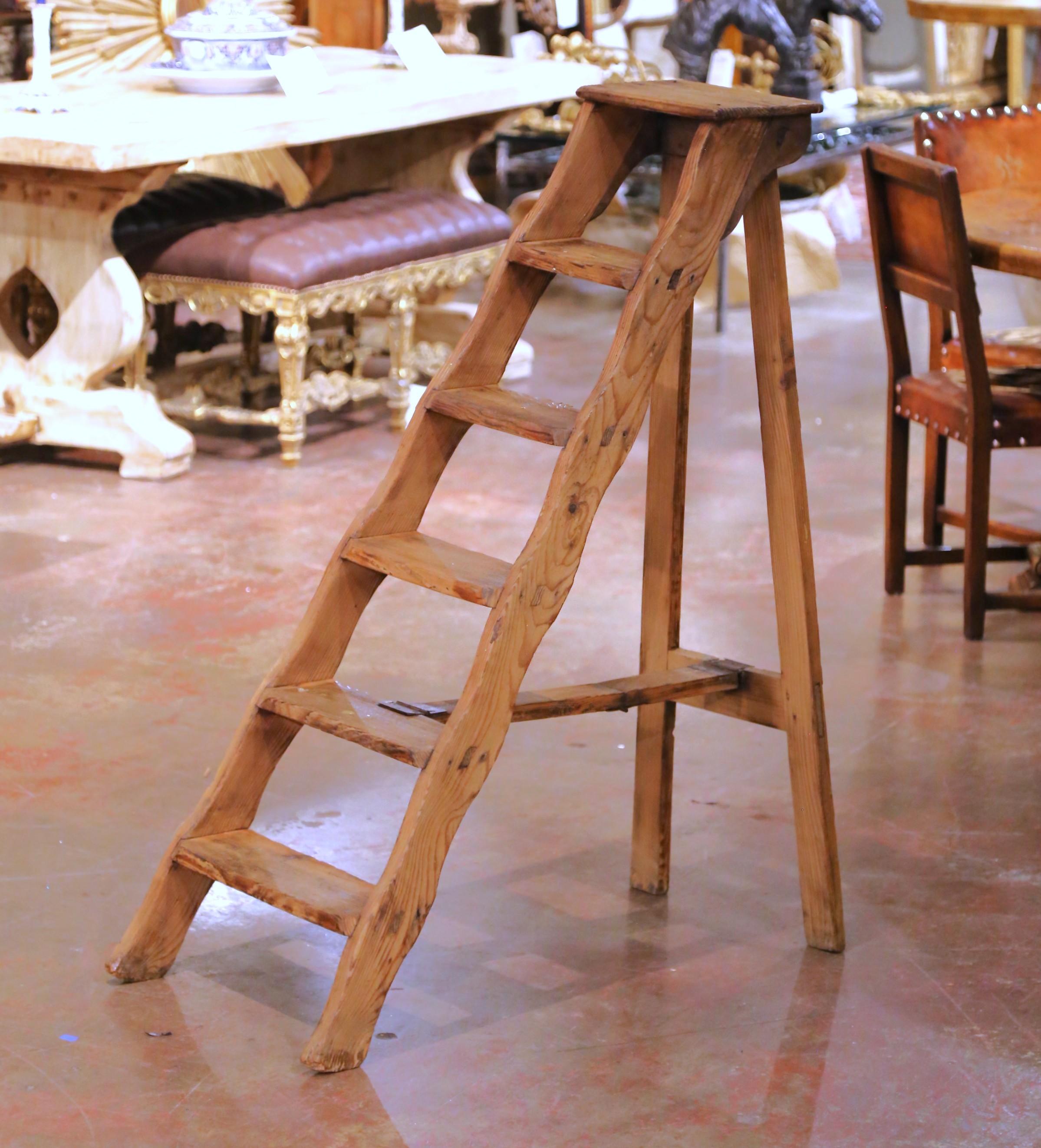 Scala da biblioteca pieghevole in pino francese del XIX secolo con sei gradini In condizioni ottime in vendita a Dallas, TX