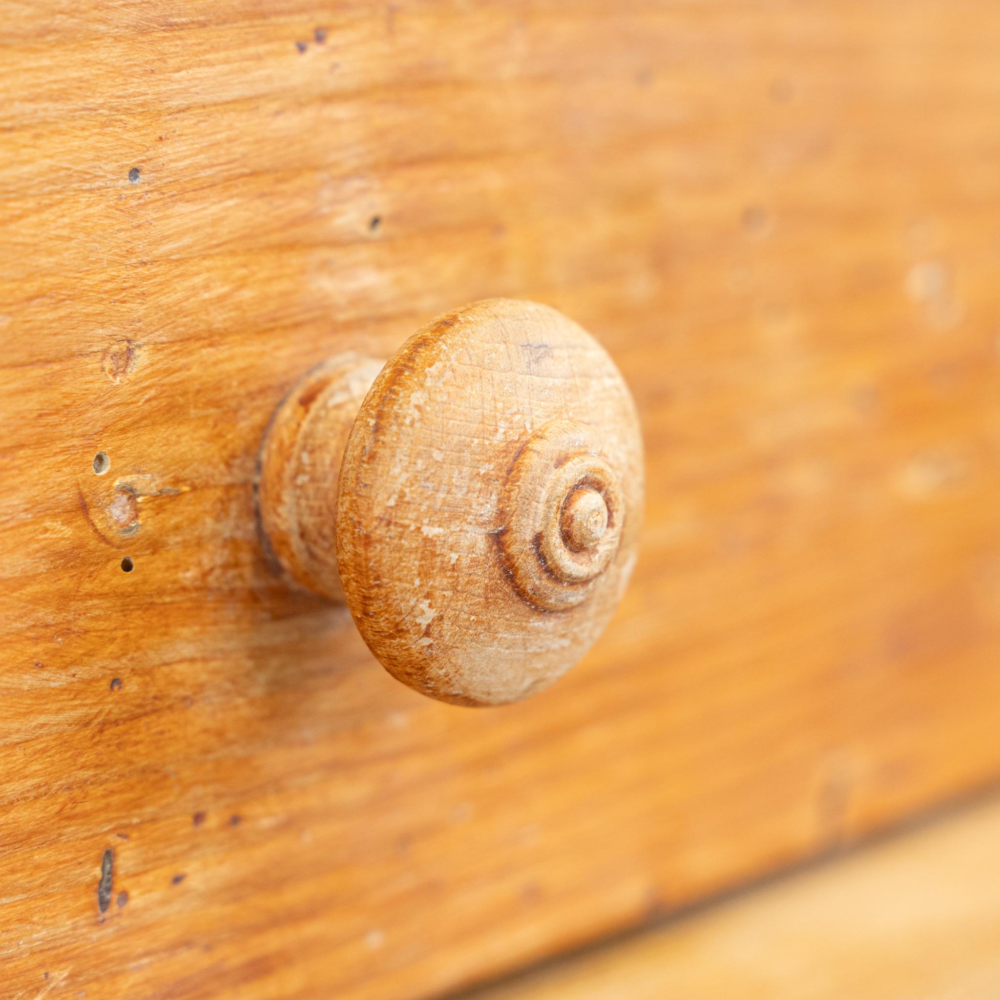 Français Armoire de gouvernante en pin français du 19e siècle en vente