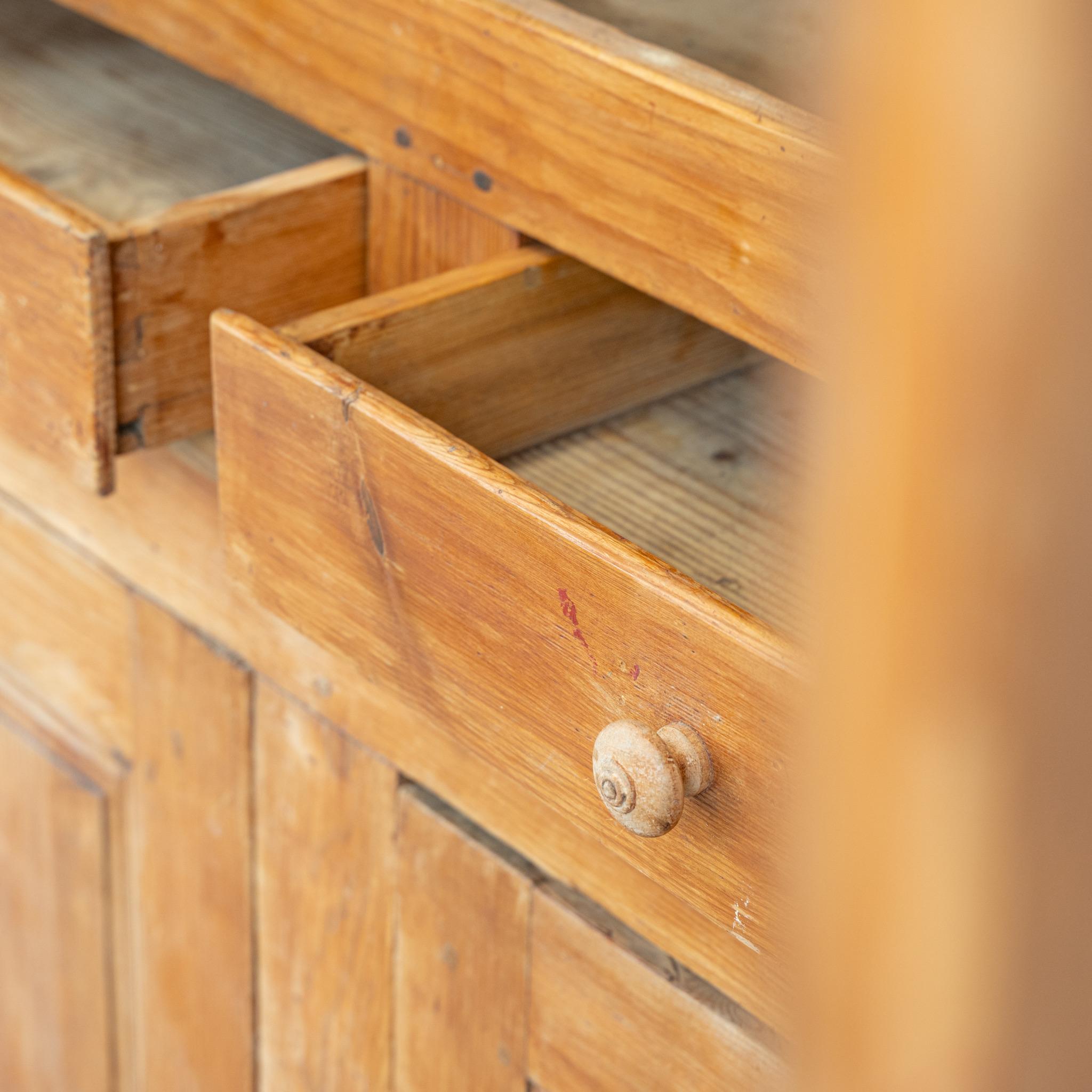 Pin Armoire de gouvernante en pin français du 19e siècle en vente