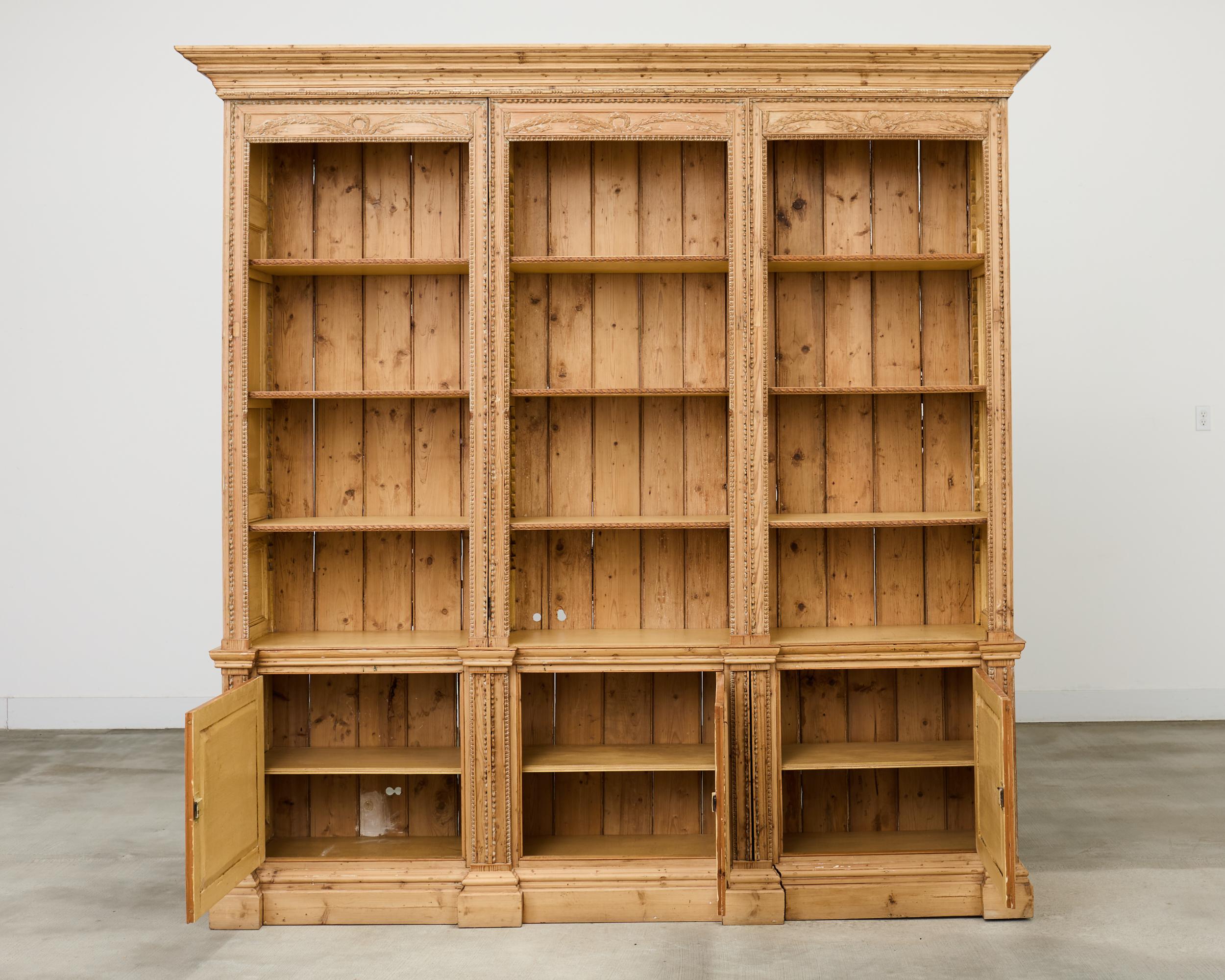 19. Jahrhundert Französisch Kiefer Bibliothek Bibliotheque Bücherregal im Zustand „Gut“ im Angebot in Rio Vista, CA