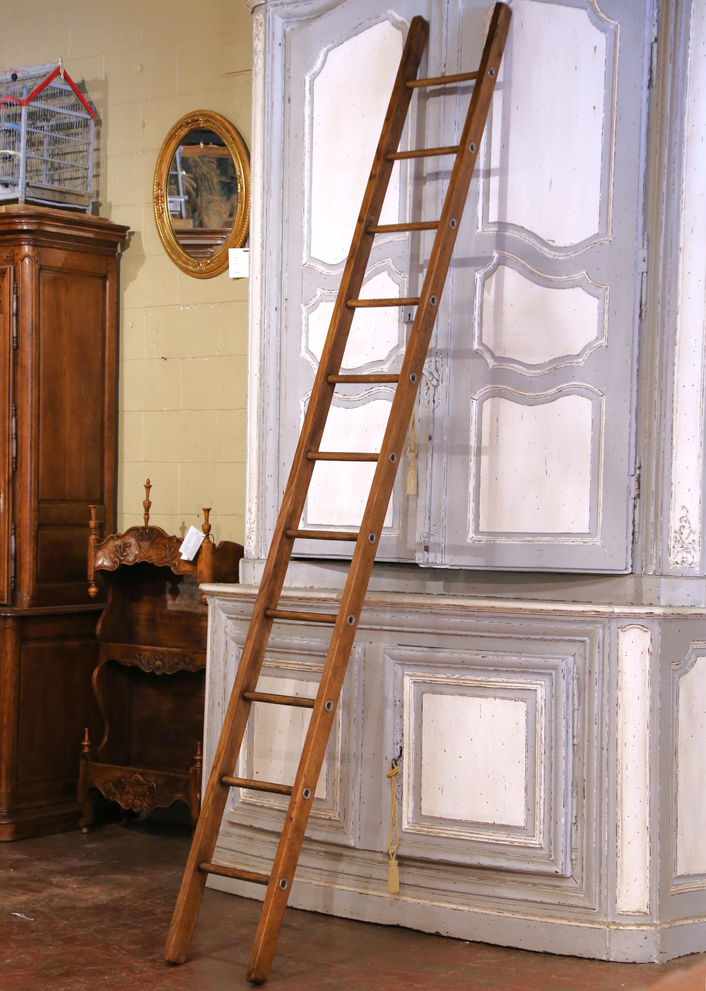 Francese Scala da biblioteca in pino francese del XIX secolo con 11 scalini in vendita
