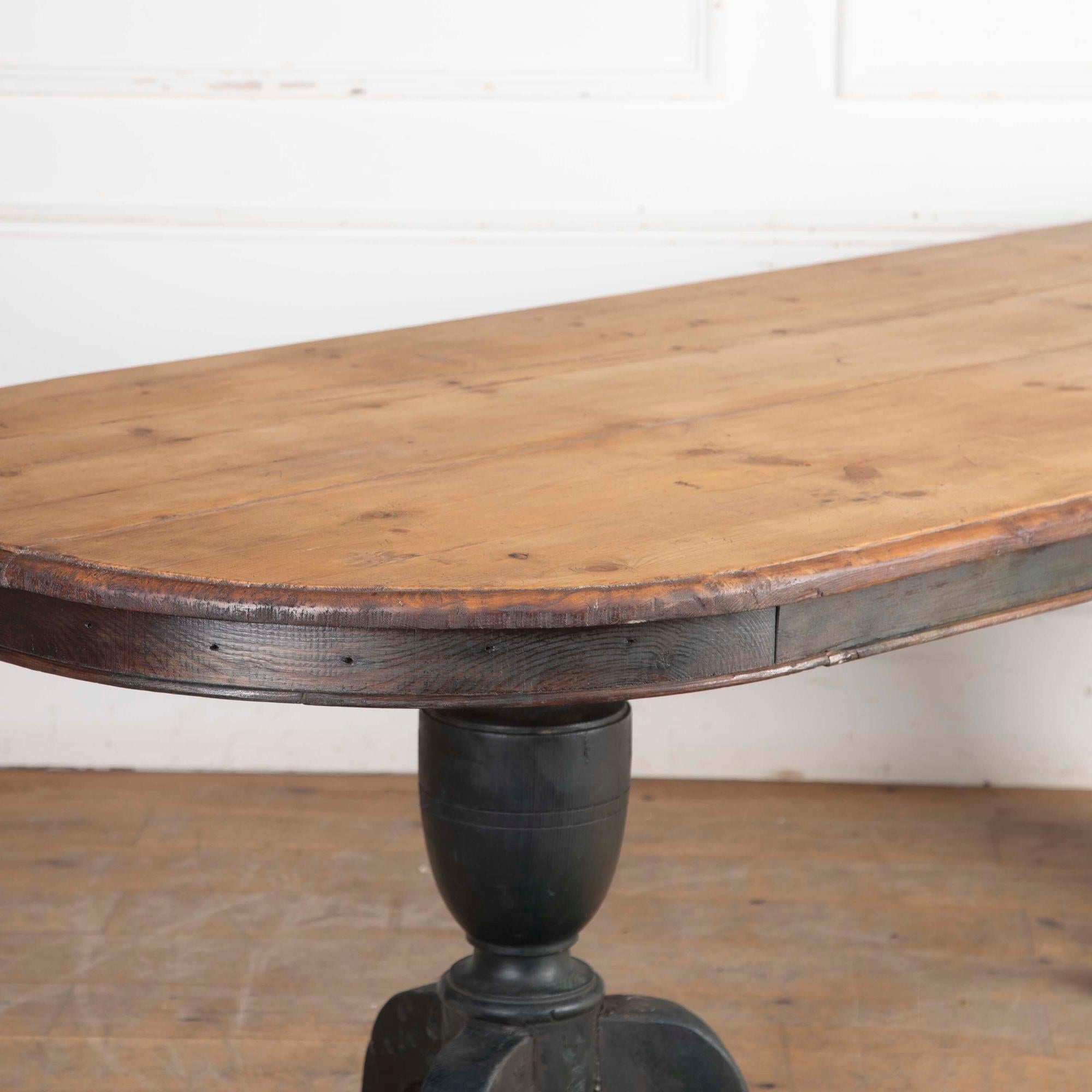19th Century French Pine Oval Dining Table In Good Condition In Gloucestershire, GB