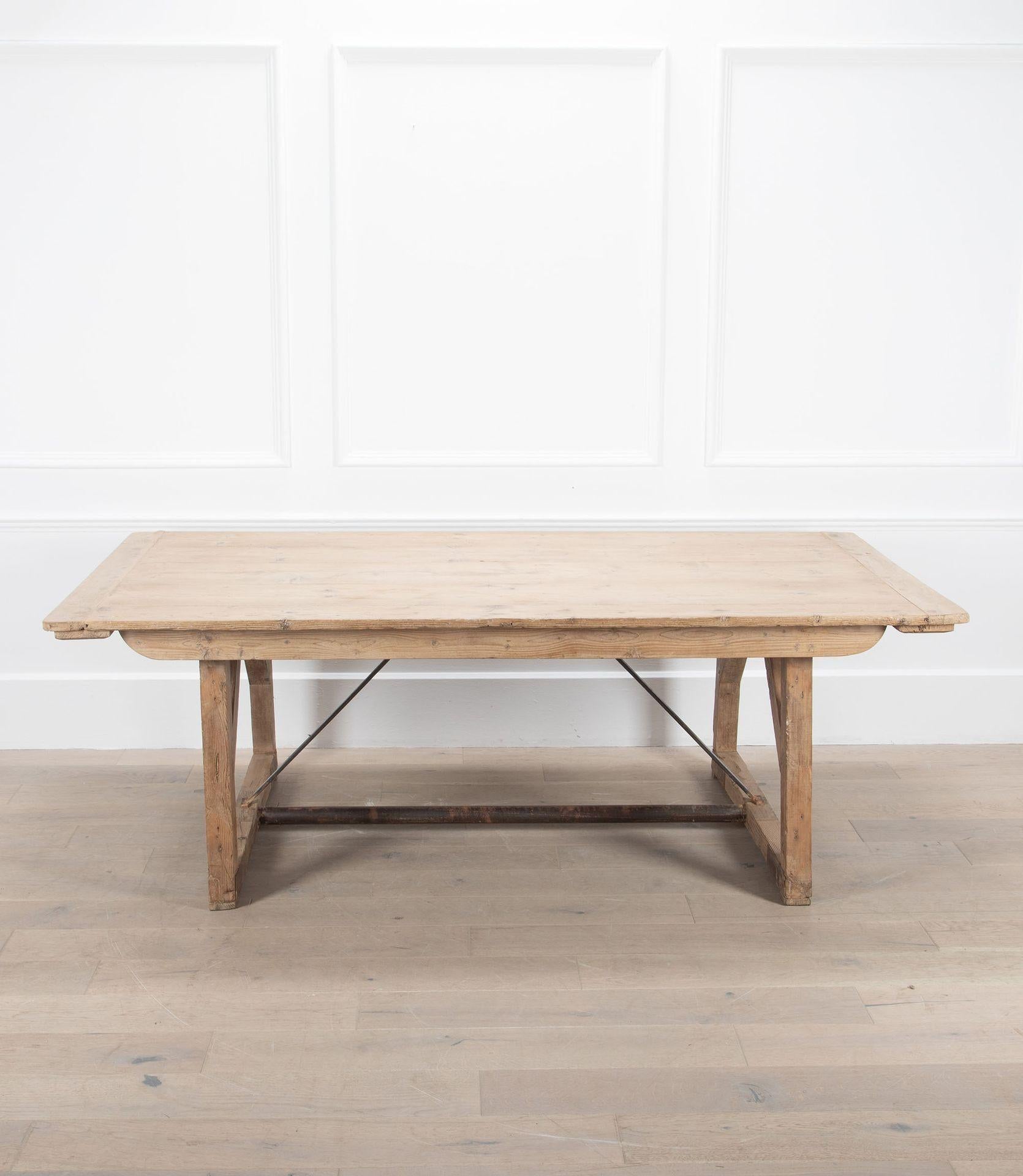 Très belle table en pin français du 19ème siècle avec une base de type tréteau.

A l'origine, cette table était une 