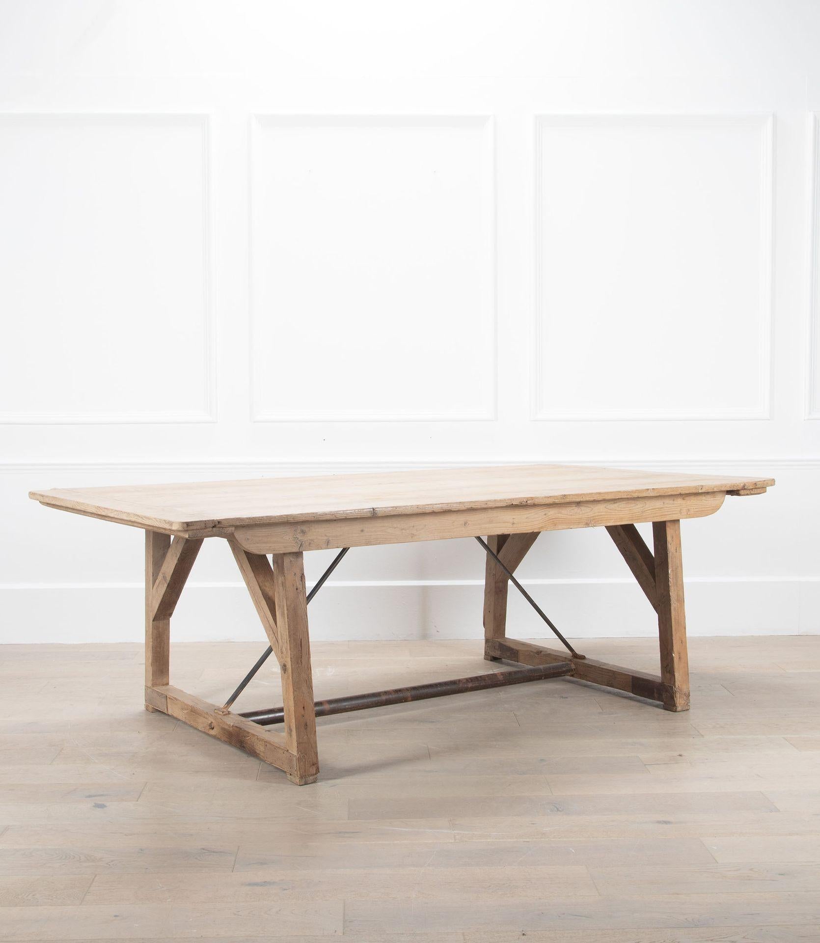 Français Table en pin français du 19ème siècle en vente