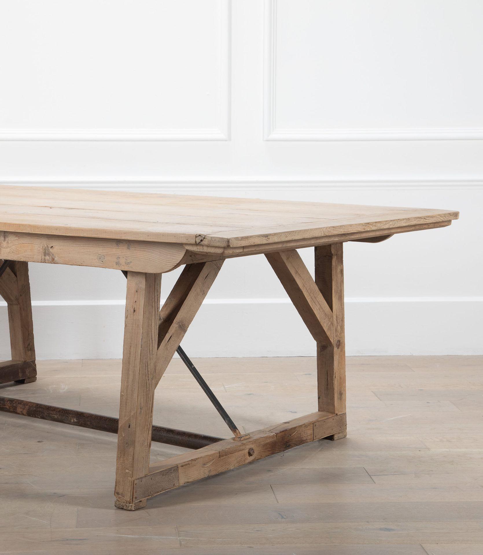 Table en pin français du 19ème siècle en vente 2