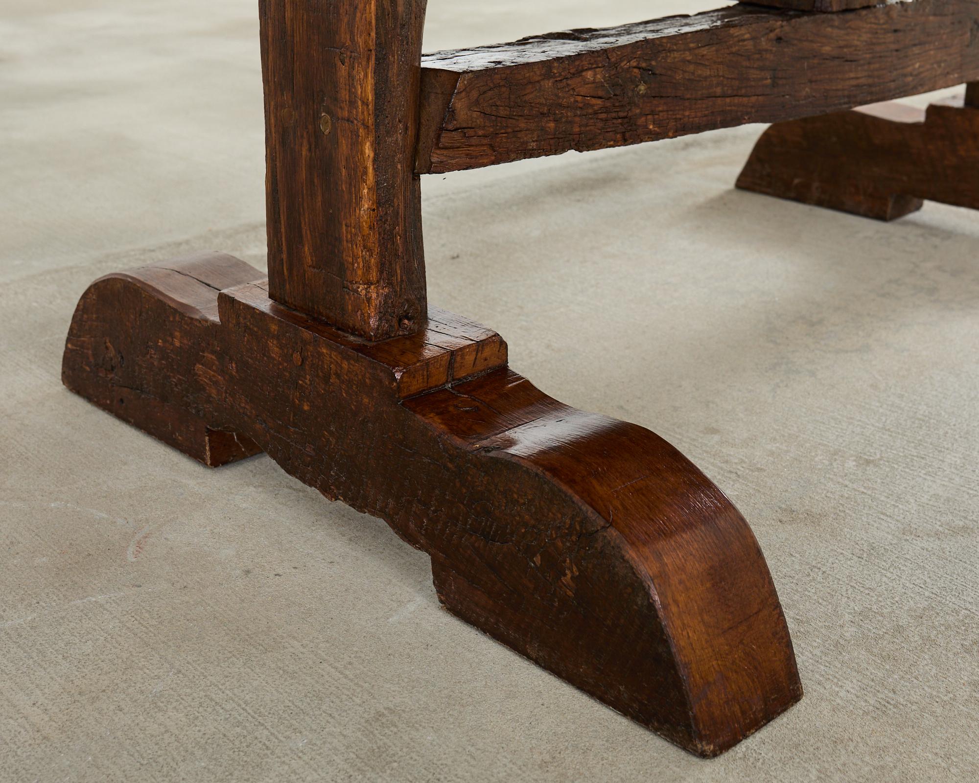 19th Century French Pine Tilt Top Vendange Dining Table en vente 2