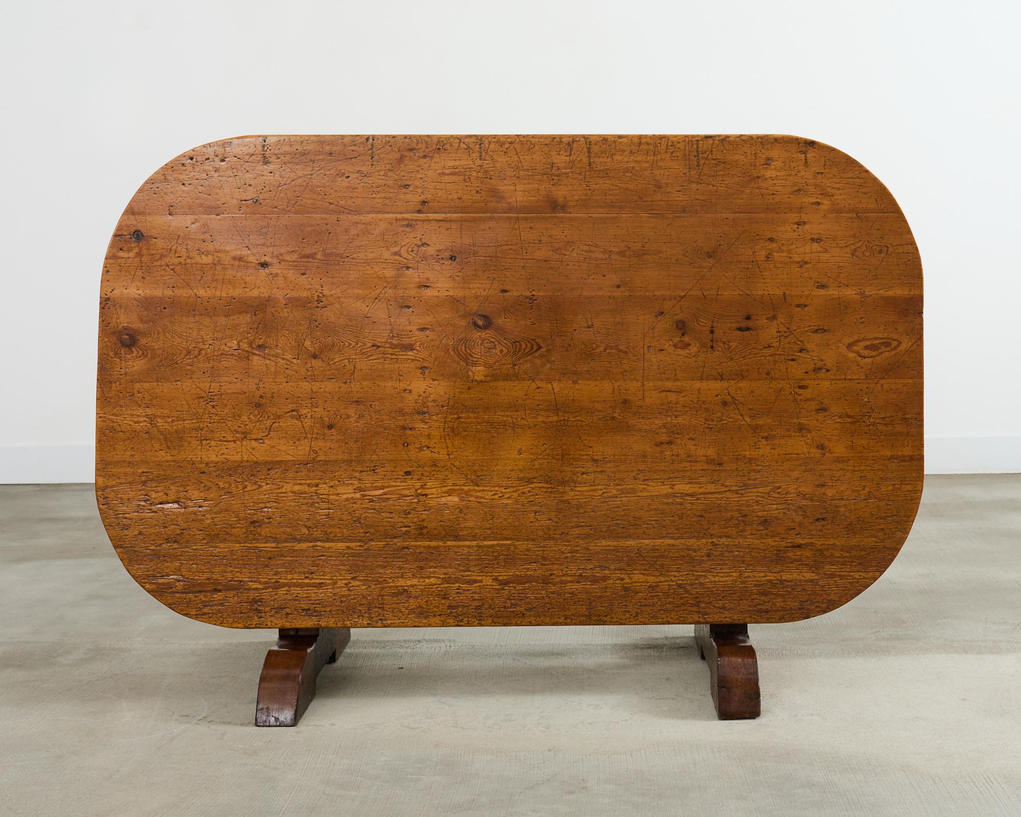 19th Century French Pine Tilt Top Vendange Dining Table en vente 3