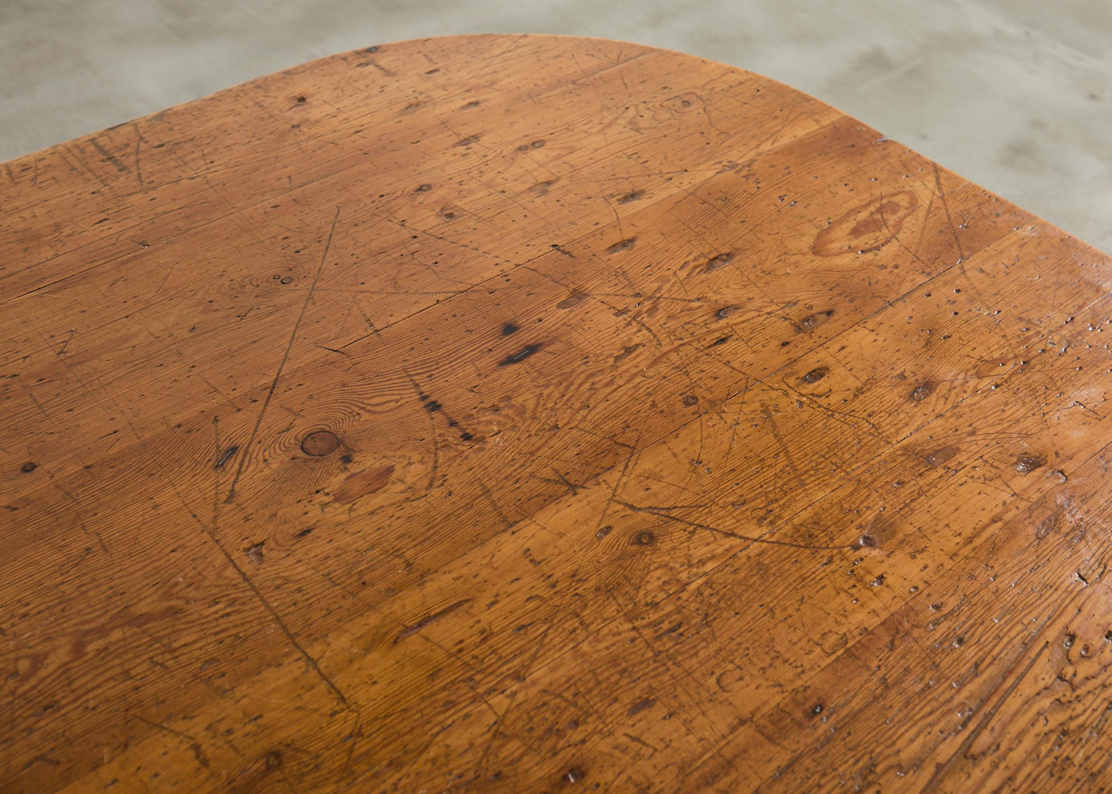 19th Century French Pine Tilt Top Vendange Dining Table en vente 4