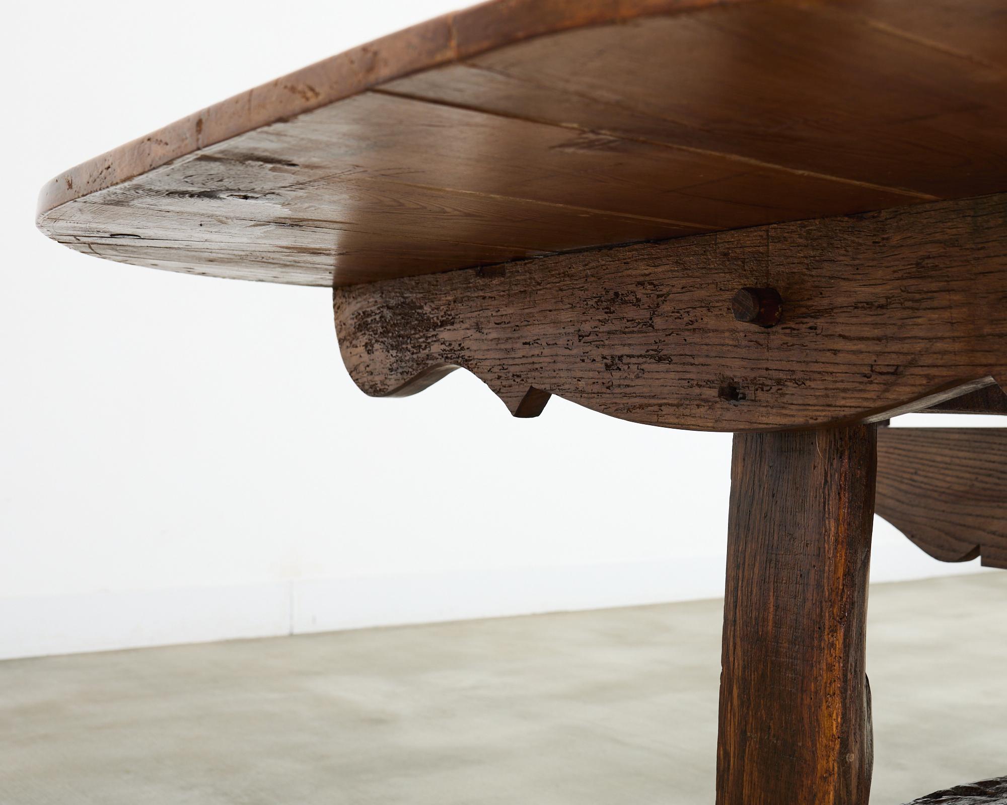 19th Century French Pine Tilt Top Vendange Dining Table en vente 6