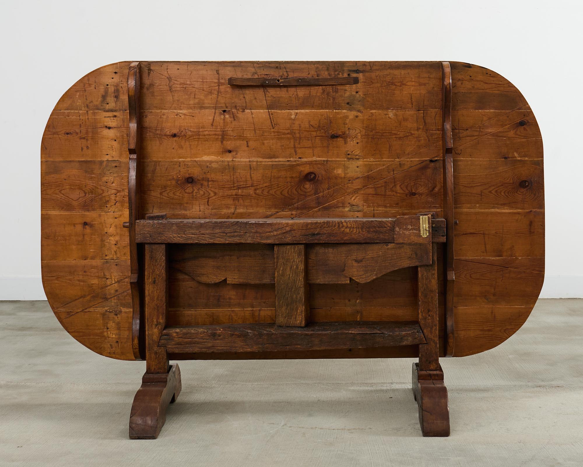 19th Century French Pine Tilt Top Vendange Dining Table en vente 7