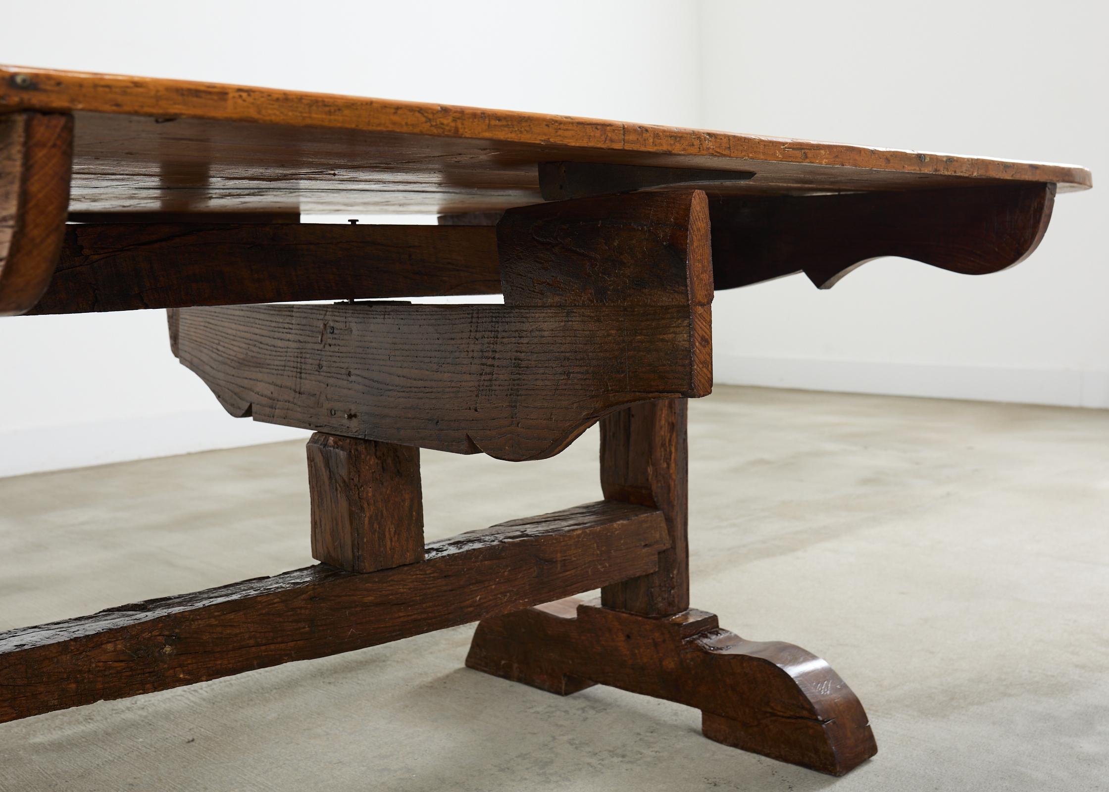 19th Century French Pine Tilt Top Vendange Dining Table en vente 8