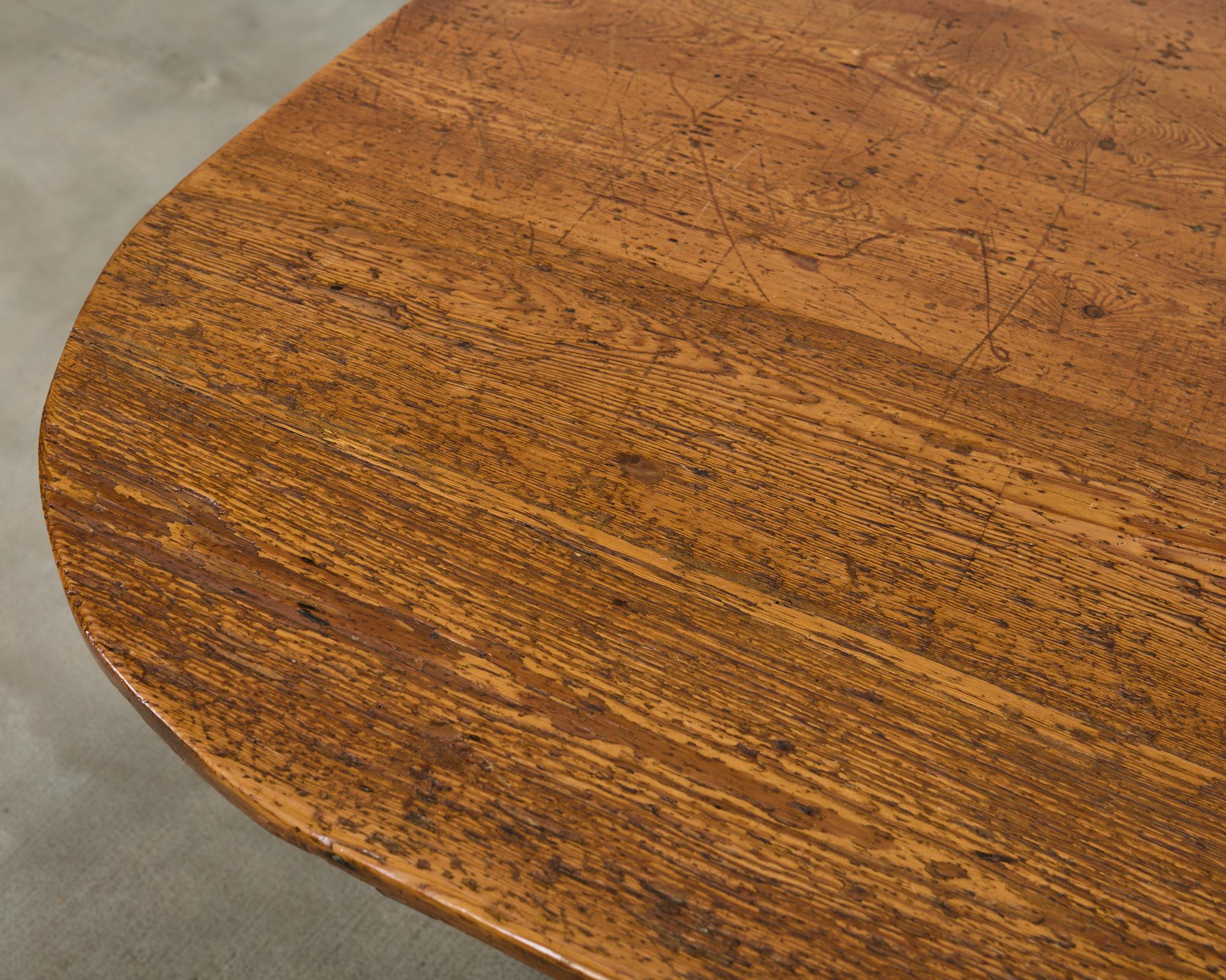 19th Century French Pine Tilt Top Vendange Dining Table en vente 9