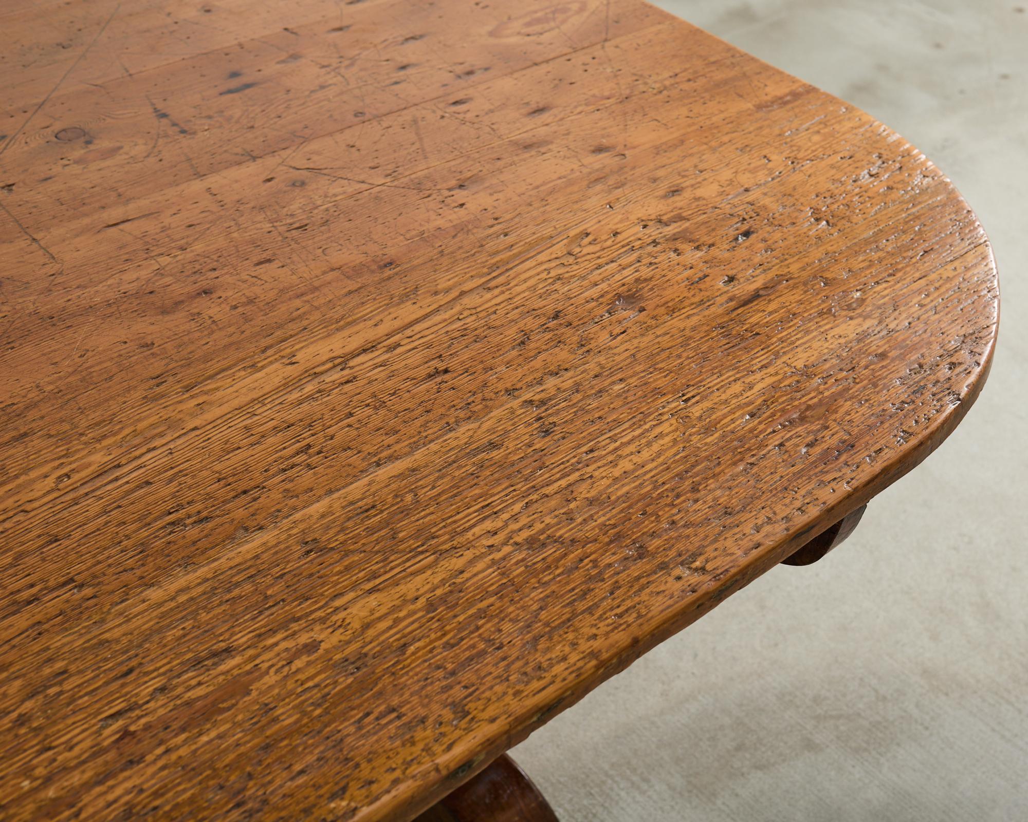 19th Century French Pine Tilt Top Vendange Dining Table en vente 10