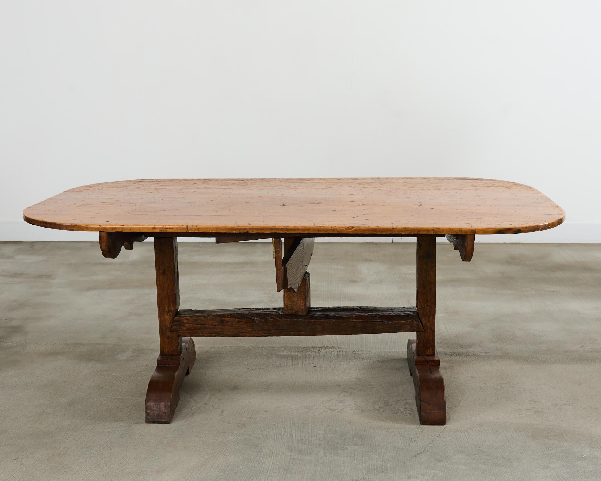 19th Century French Pine Tilt Top Vendange Dining Table en vente 11