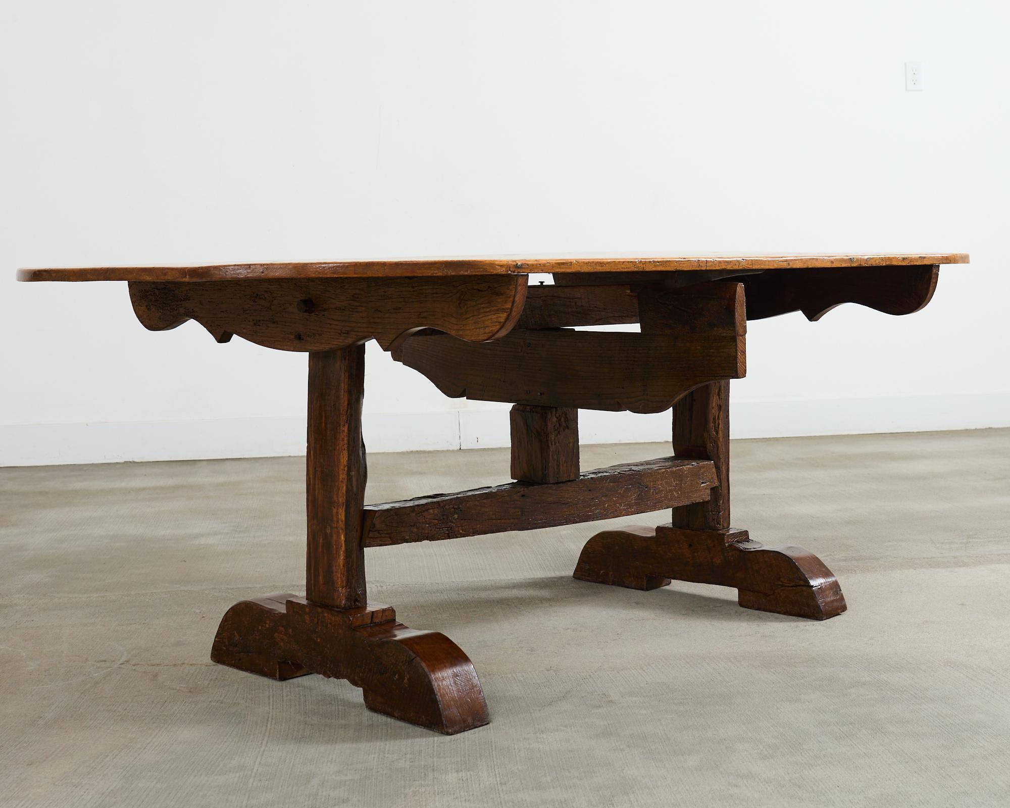 Français 19th Century French Pine Tilt Top Vendange Dining Table en vente