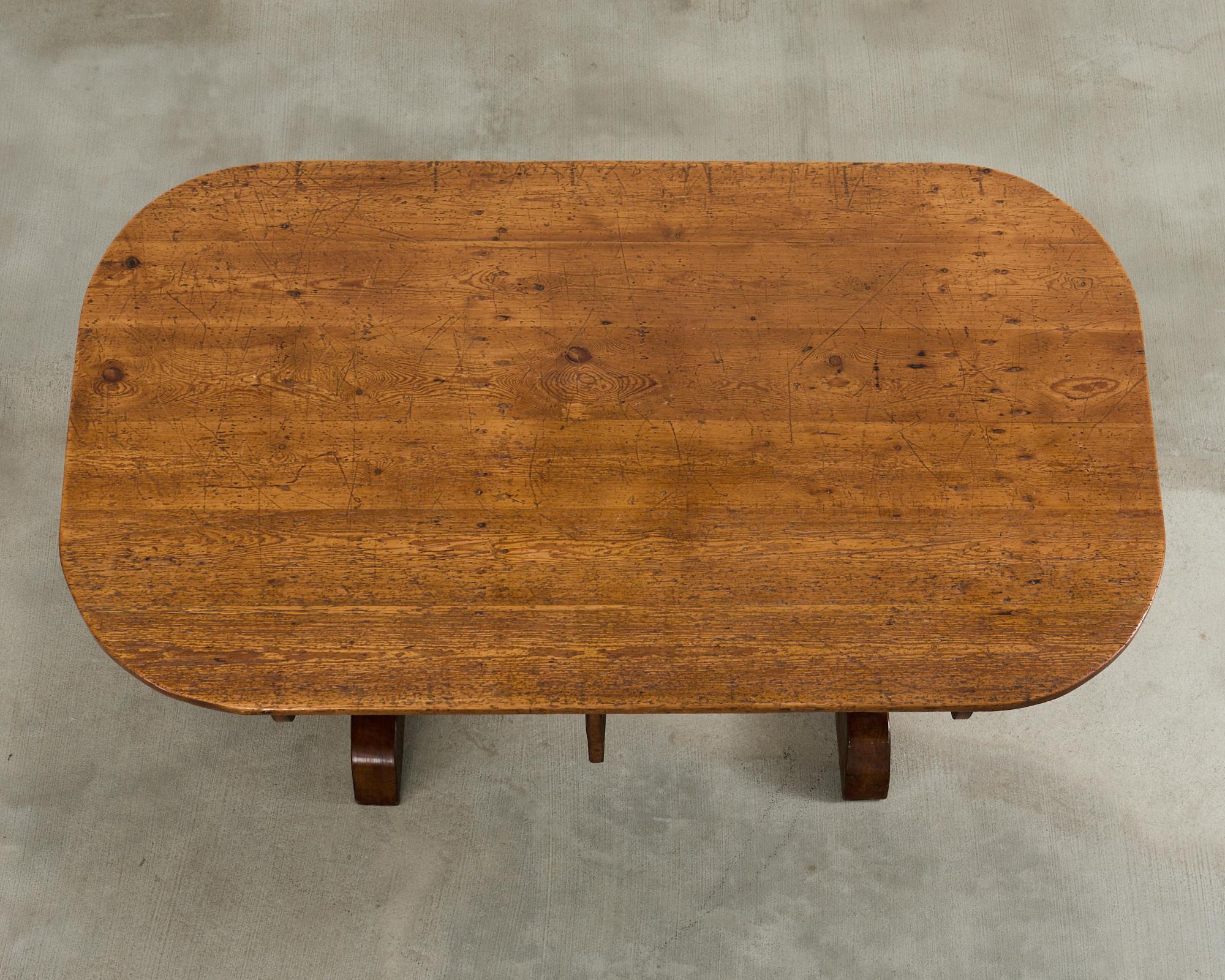 Fait main 19th Century French Pine Tilt Top Vendange Dining Table en vente