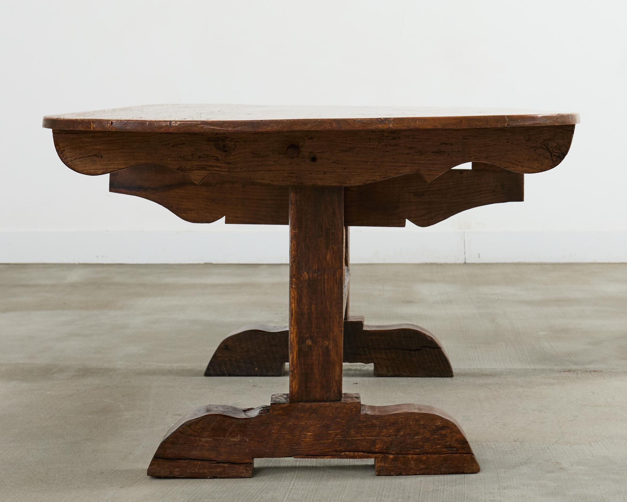 19th Century French Pine Tilt Top Vendange Dining Table Abîmé - En vente à Rio Vista, CA