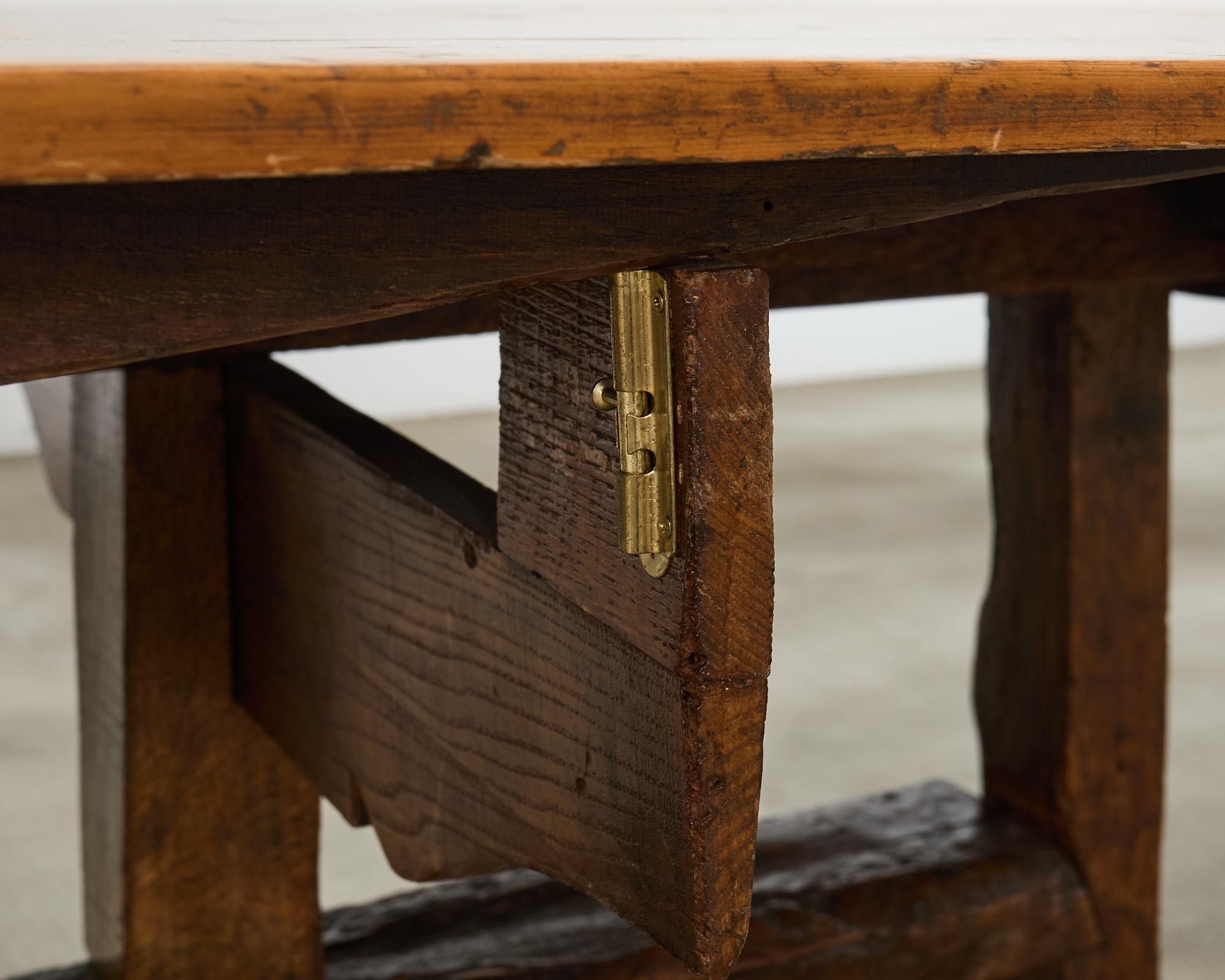 XIXe siècle 19th Century French Pine Tilt Top Vendange Dining Table en vente