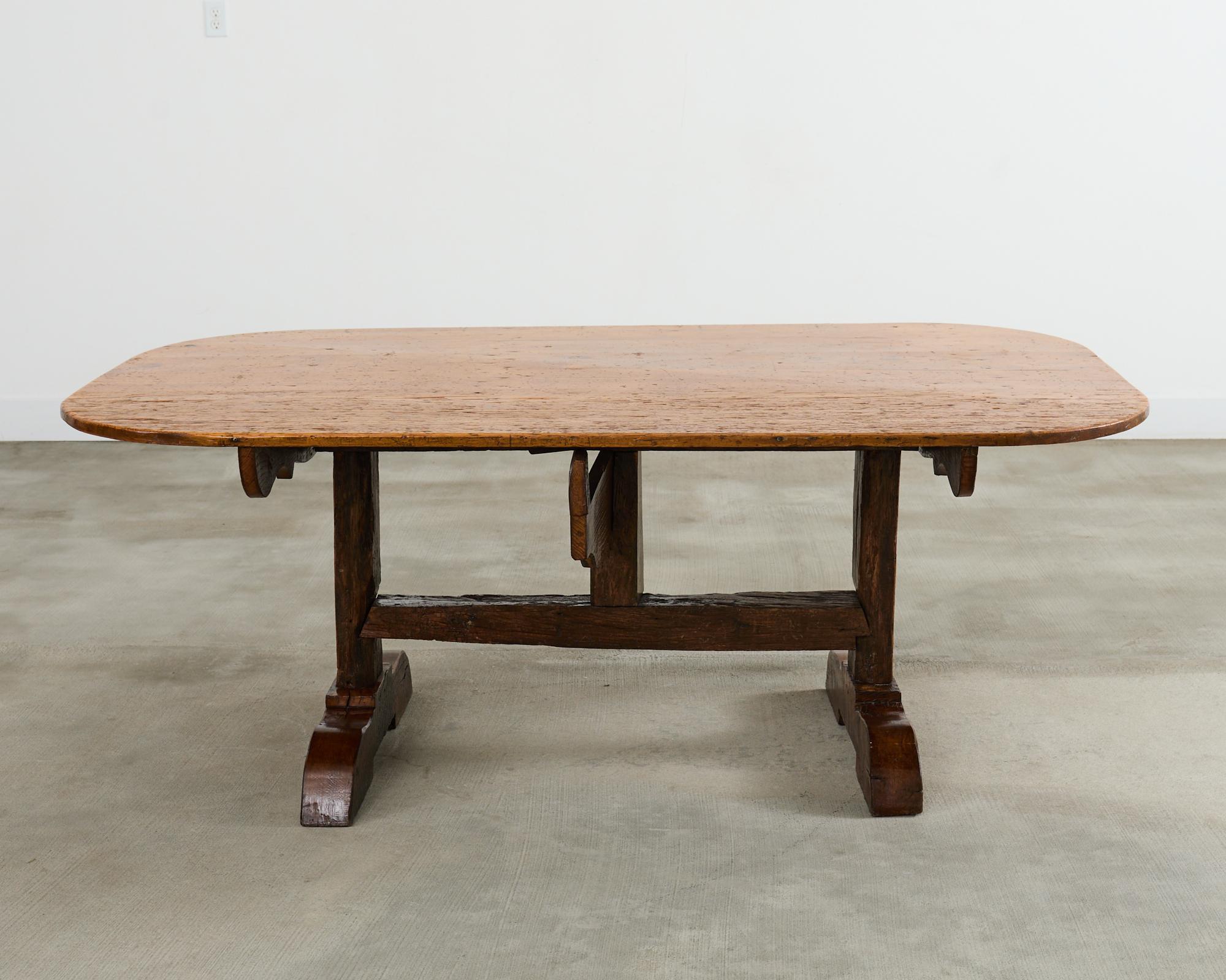 Bois 19th Century French Pine Tilt Top Vendange Dining Table en vente