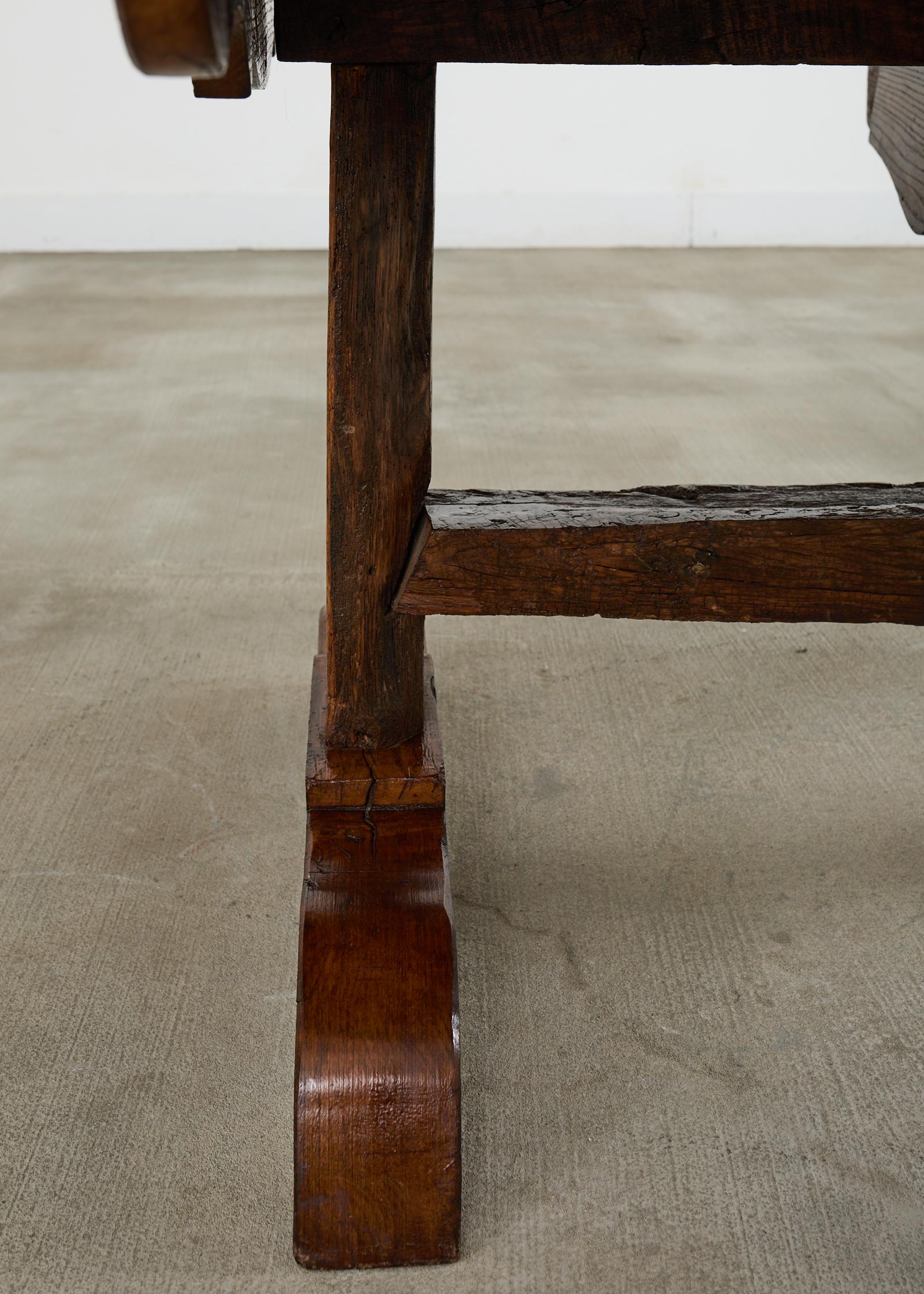 19th Century French Pine Tilt Top Vendange Dining Table en vente 1