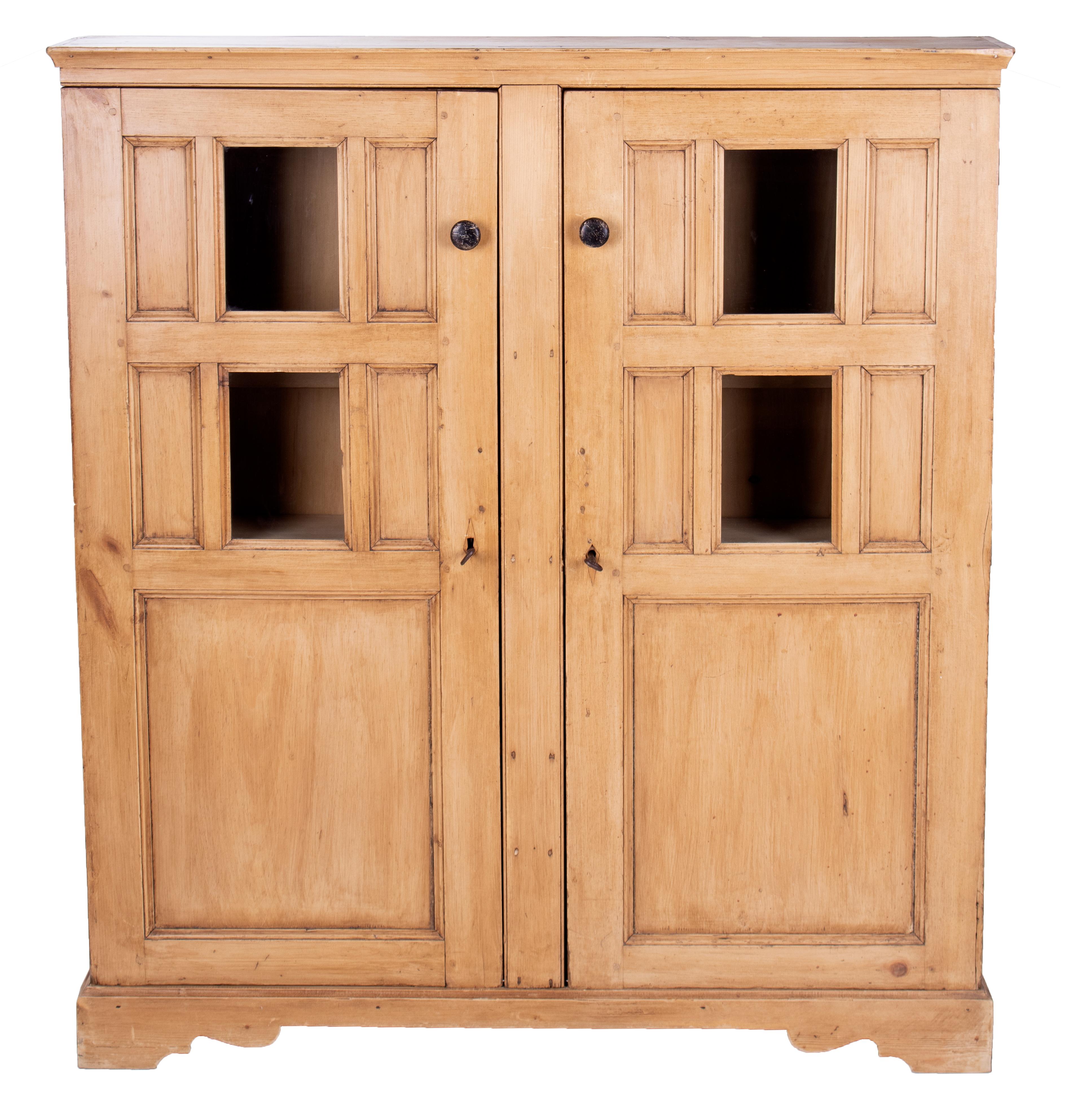 Armadio rustico francese in legno di pino del XIX secolo con accessori originali in ferro.