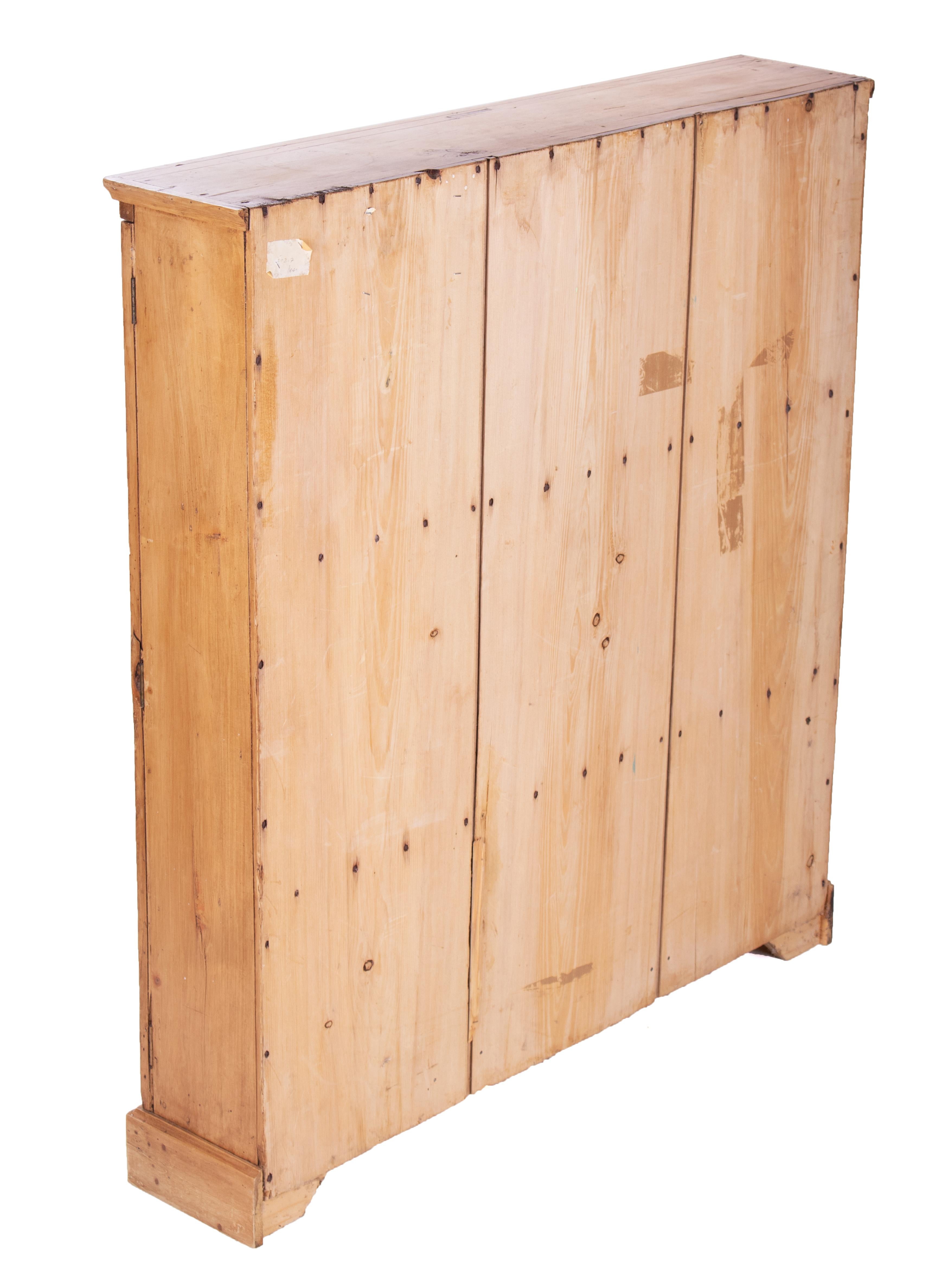 Ferro Credenza rustica francese del XIX secolo in legno di pino con accessori originali in ferro in vendita