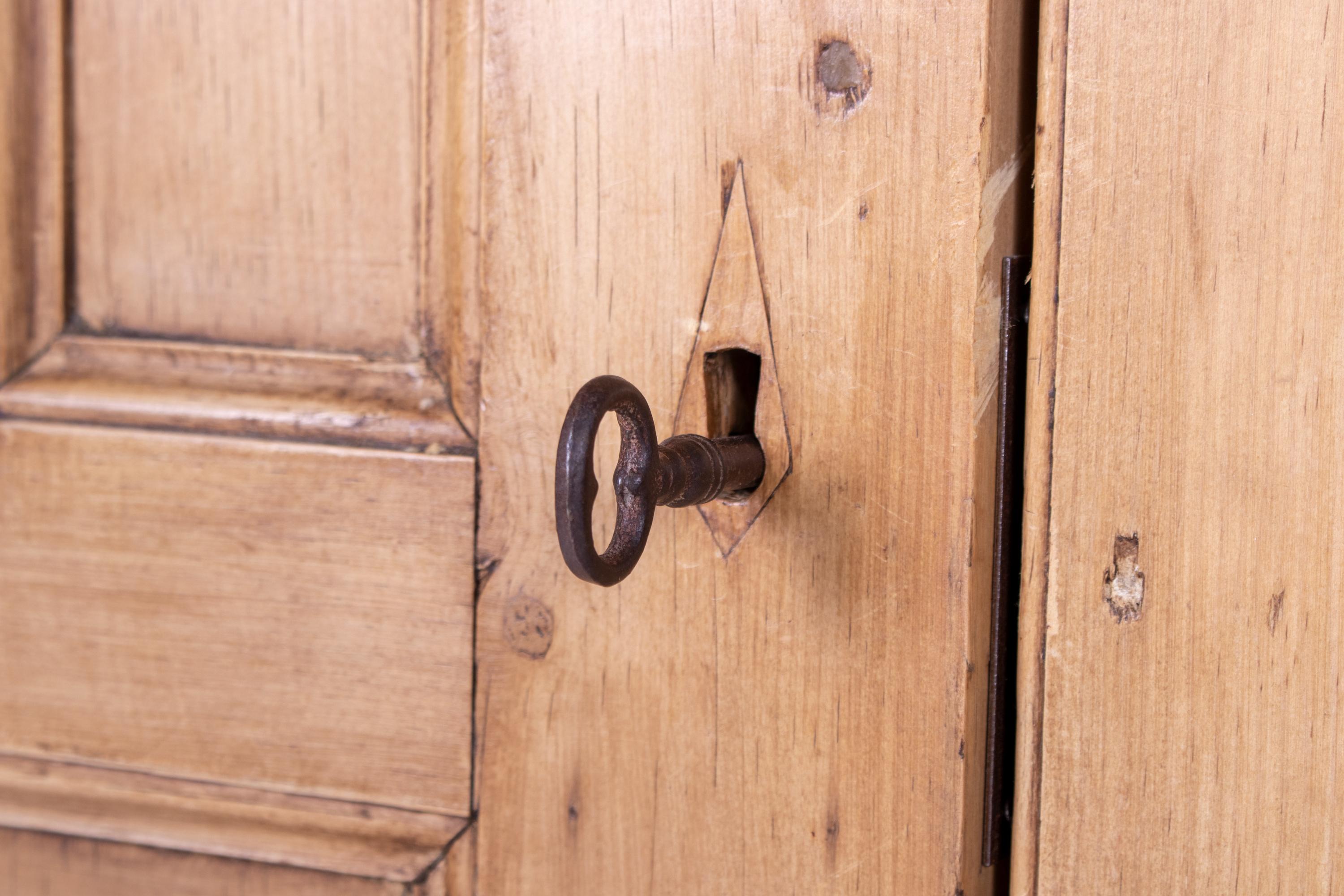 Credenza rustica francese del XIX secolo in legno di pino con accessori originali in ferro in vendita 2