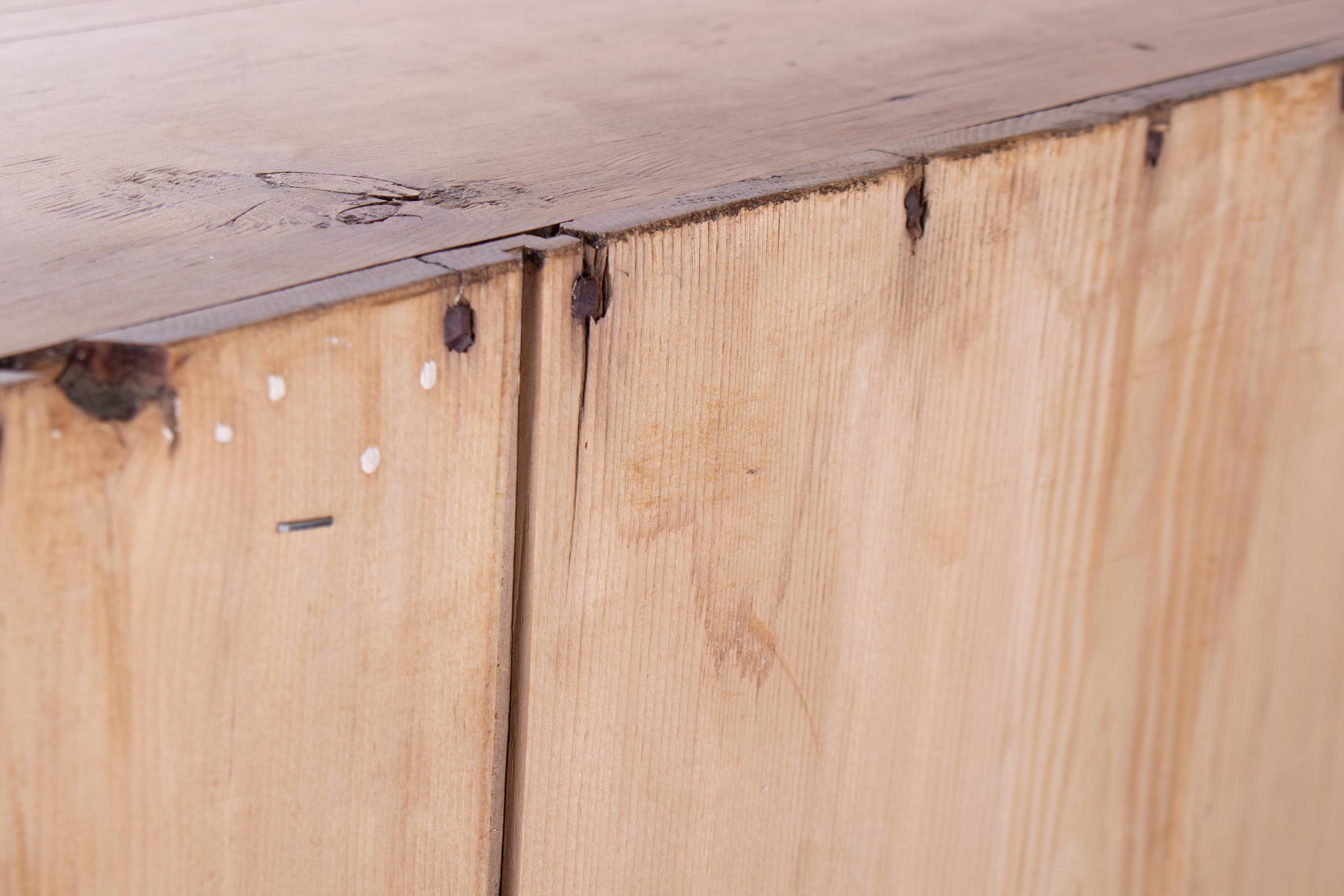 Credenza rustica francese del XIX secolo in legno di pino con accessori originali in ferro in vendita 4